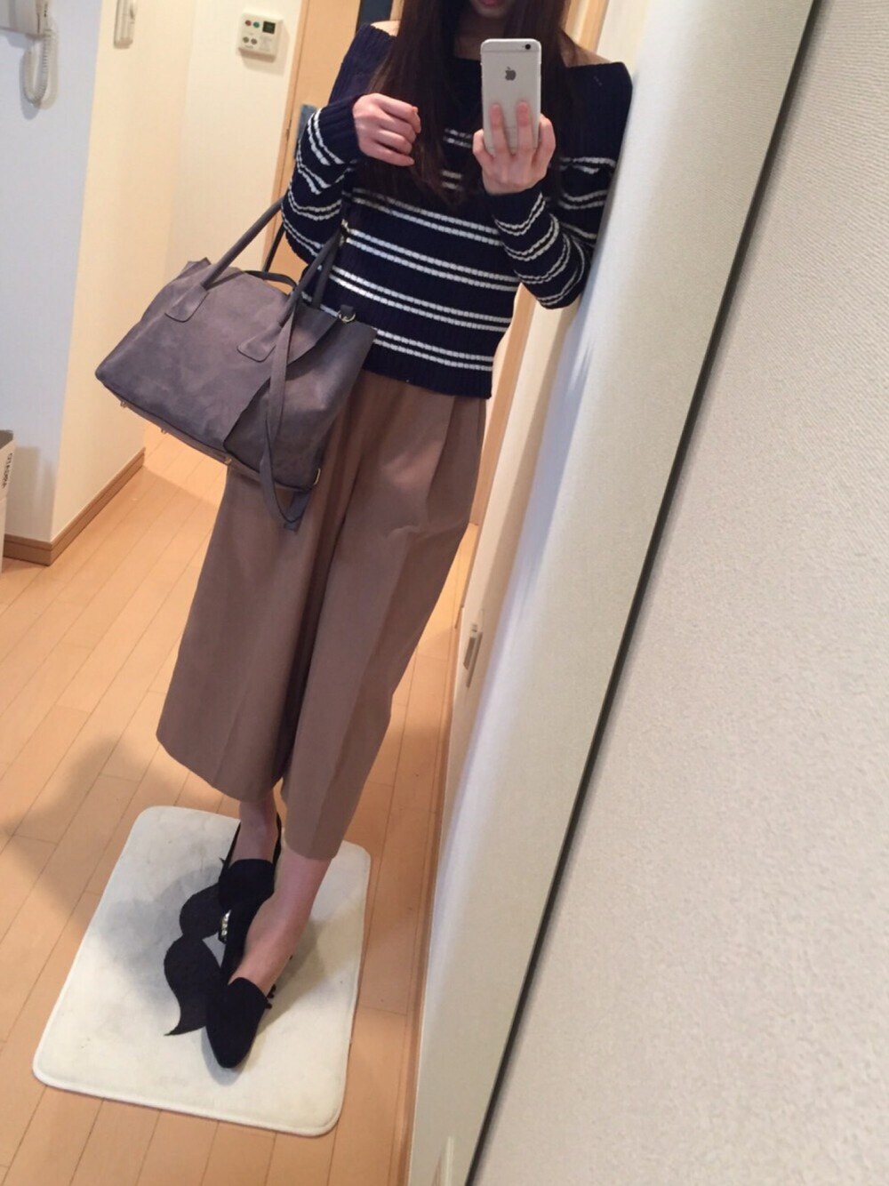 「COCO DEAL、MERCURYDUO(MERCURYDUO)、ガウチョパンツ、ペタンコ靴、ボーダー、オフショル、ネイビー、STYLE DELI」｜「RANDAのcamille bis RANDA/ビジューヒールオペラシューズ（パンプス、ブラック系）」を使った、梅本静香さん（レディース・165cm）の冬コーディネートの1枚目の写真