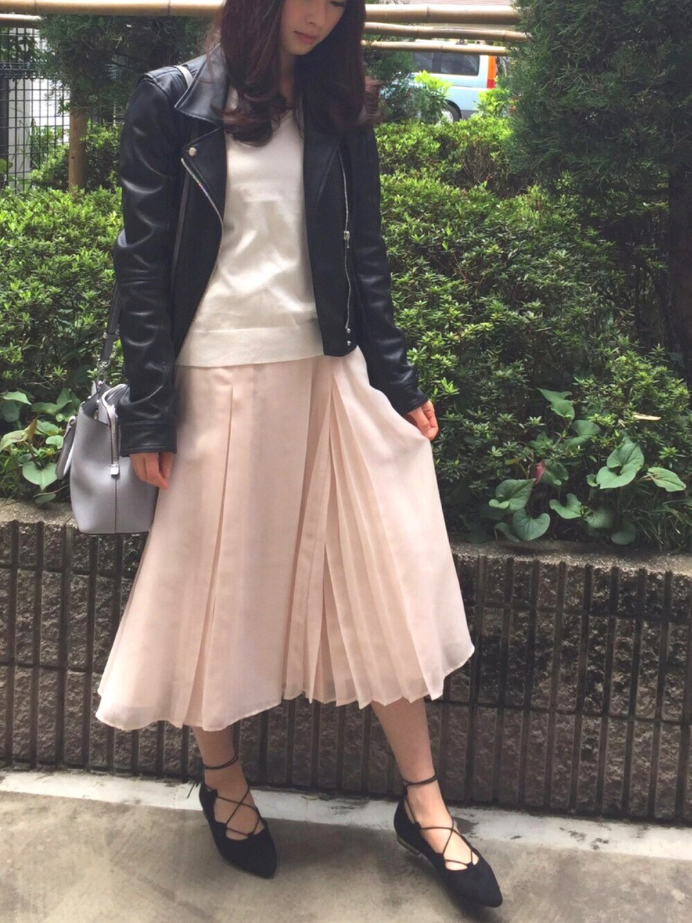 「MERCURYDUO(MERCURYDUO)、ガウチョパンツ、フレアスカート、ニット、ライダース、ZARA、マイケルコース、MichaelKors、LOWRYS FARM、レースアップシューズ」｜「ZARAのアイテム（ライダースジャケット、ブラック系）」を使った、梅本静香さん（レディース・165cm）の春コーディネートの1枚目の写真