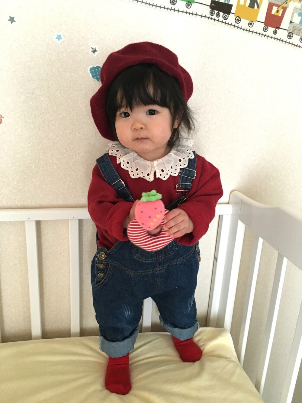 「赤ちゃん、赤ちゃんコーデ、11ヶ月、サロペット、襟付きトップス、赤い靴下、ベレー帽、女の子」｜「petit mainの衿レース付き無地トレーナー（スウェット、レッド系）」を使った、waka☺︎さん（キッズ・70cm）の冬コーディネートの1枚目の写真