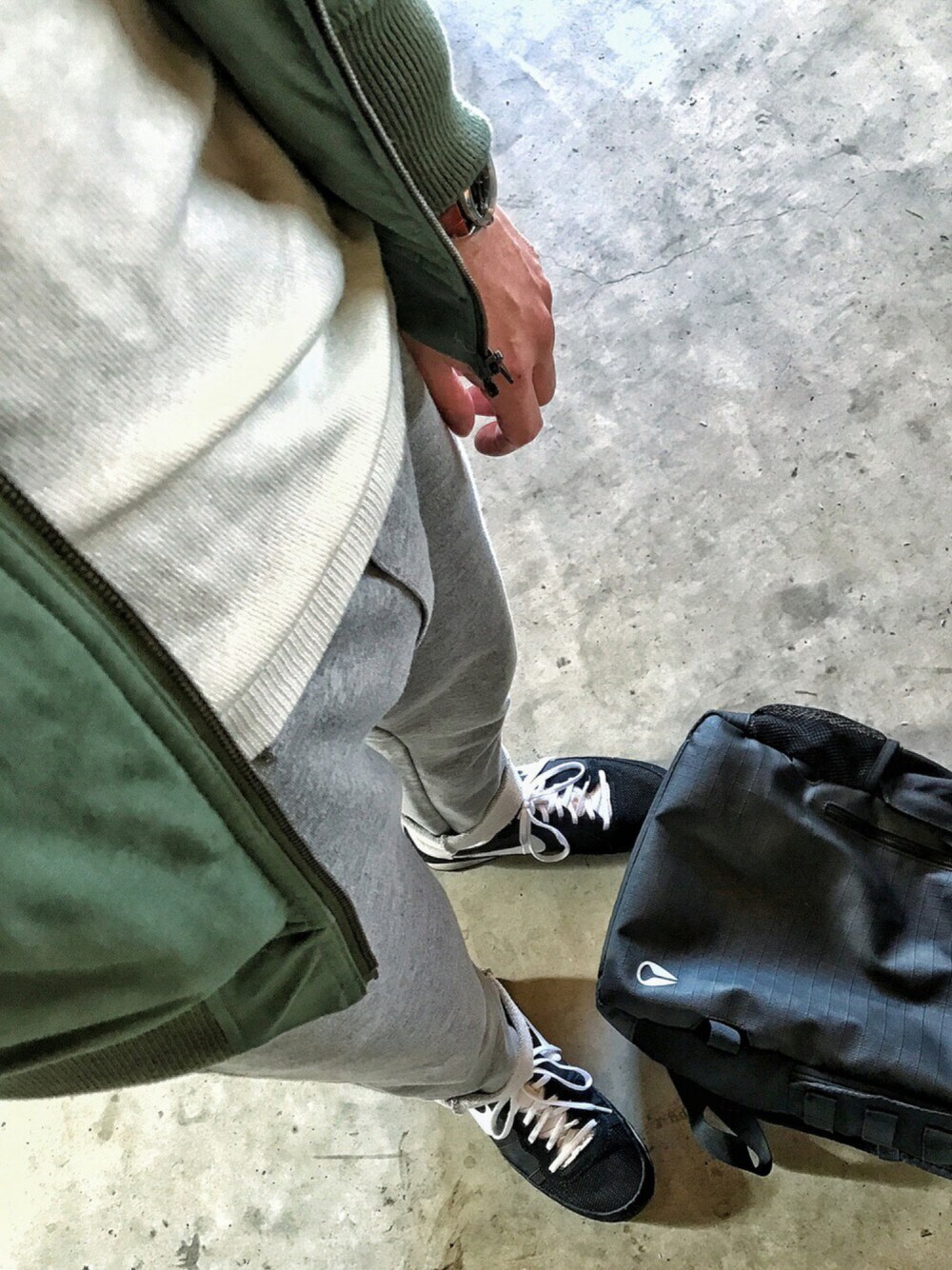 「ジム通い、スエットパンツ、MA-1、白ニット、バックパック、NIKE」｜「NIXONのNIXON（ニクソン）　SMITHⅡ BACKPACK　スミスⅡ　バックパック（バックパック/リュック、ブラック系）」を使った、Yūki.さん（メンズ・168cm）の秋コーディネートの1枚目の写真