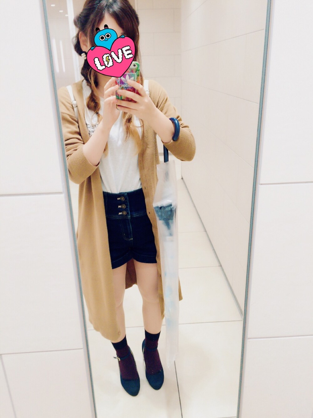 ホワイト系のTシャツ/カットソー、ブルー系のデニムパンツ、ベージュ系のカーディガン/ボレロを着用したレディースの秋コーディネートの1枚目の写真