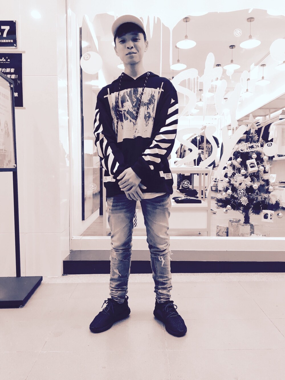 「stussy」｜「off whiteのアイテム（パーカー、ブラック系）」を使った、SYさん（メンズ・163cm）の冬コーディネートの1枚目の写真