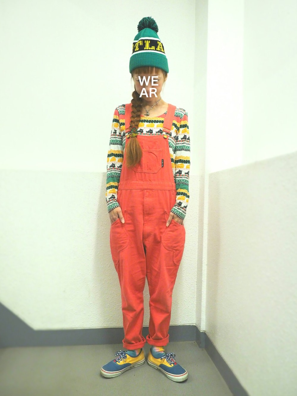 グリーン系のTシャツ/カットソー、その他のスニーカー、レッド系のつなぎ/オールインワンを着用したレディースの秋コーディネートの1枚目の写真