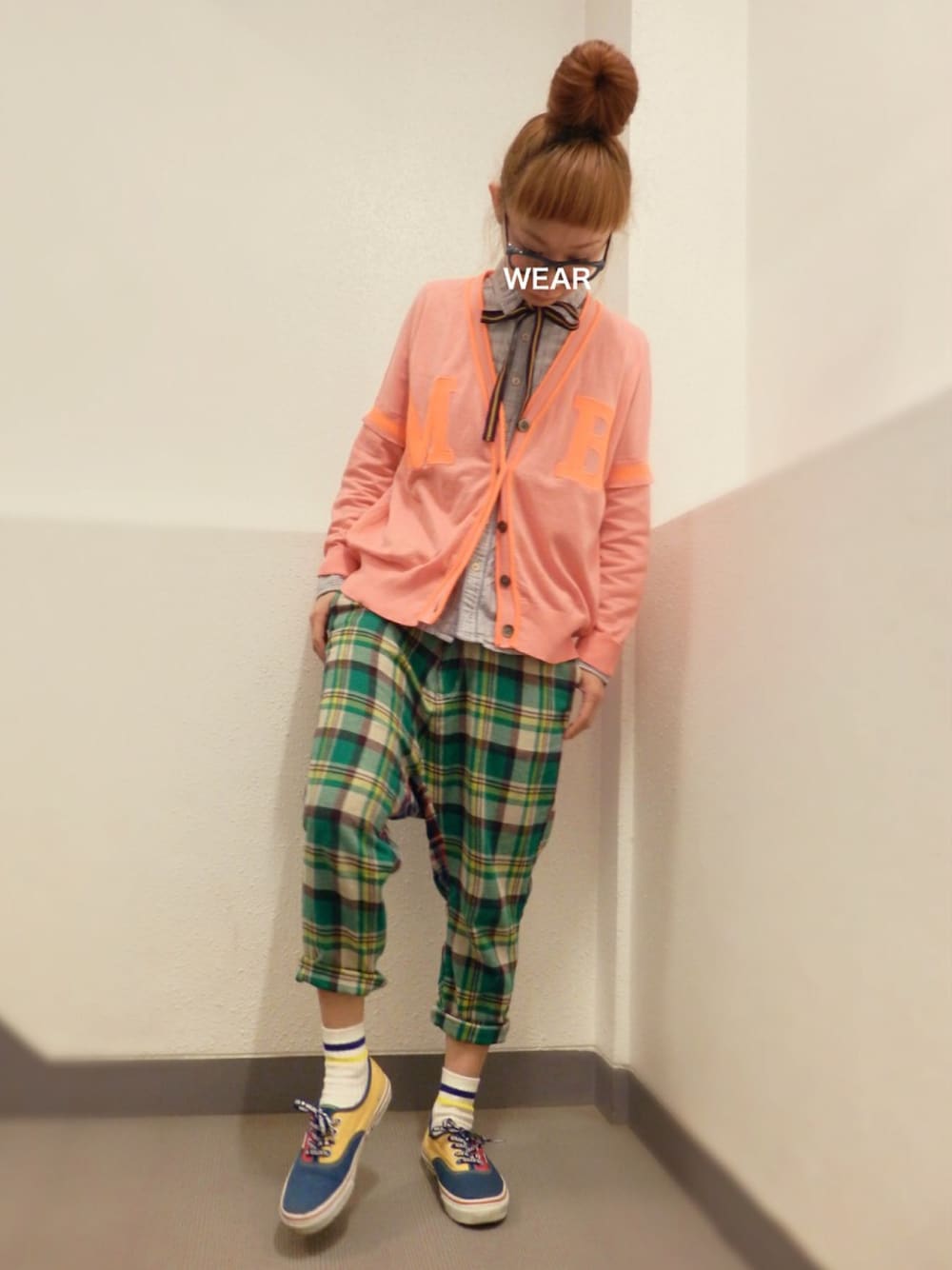 オレンジ系のカーディガン/ボレロ、グリーン系のその他パンツ、その他のスニーカーを着用したレディースの春コーディネートの1枚目の写真