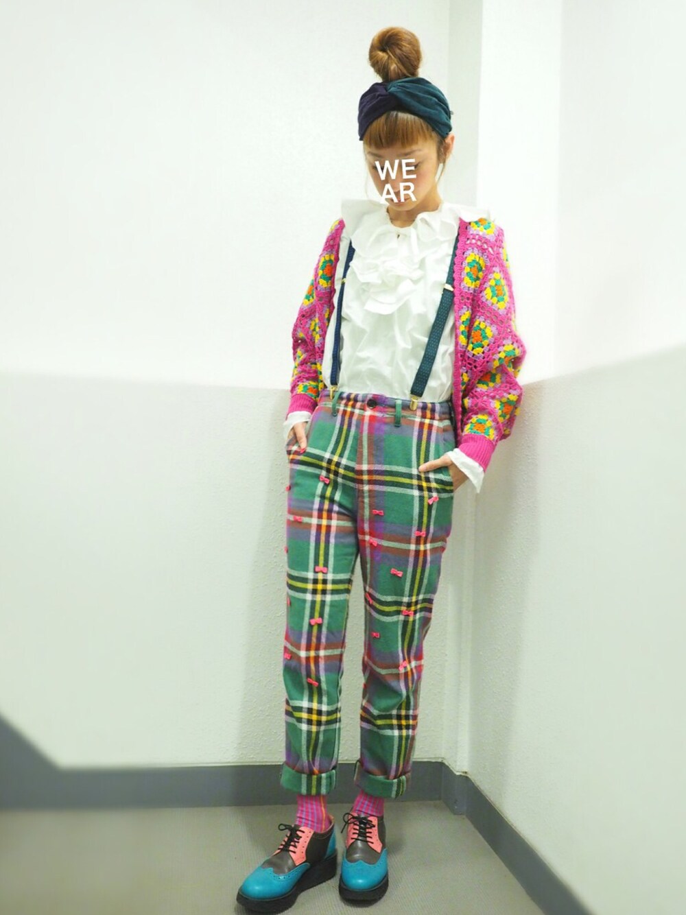 ホワイト系のシャツ/ブラウス、その他のドレスシューズ、ホワイト系のカーディガン/ボレロを着用したレディースの秋コーディネートの1枚目の写真