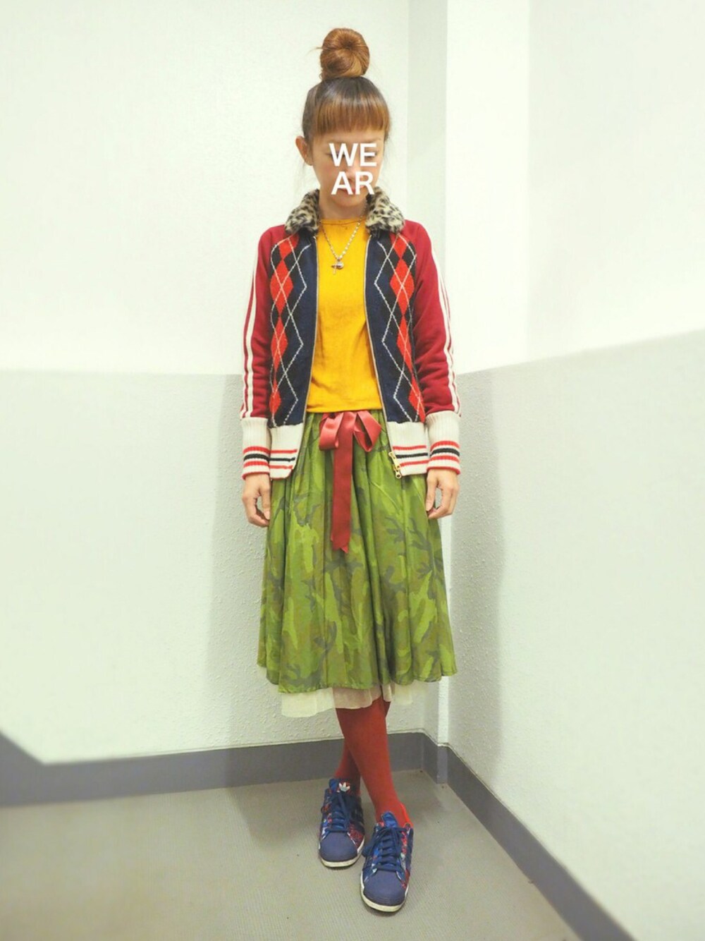 ブルー系のスニーカー、レッド系のブルゾン、イエロー系のワンピースを着用したレディースの秋コーディネートの1枚目の写真