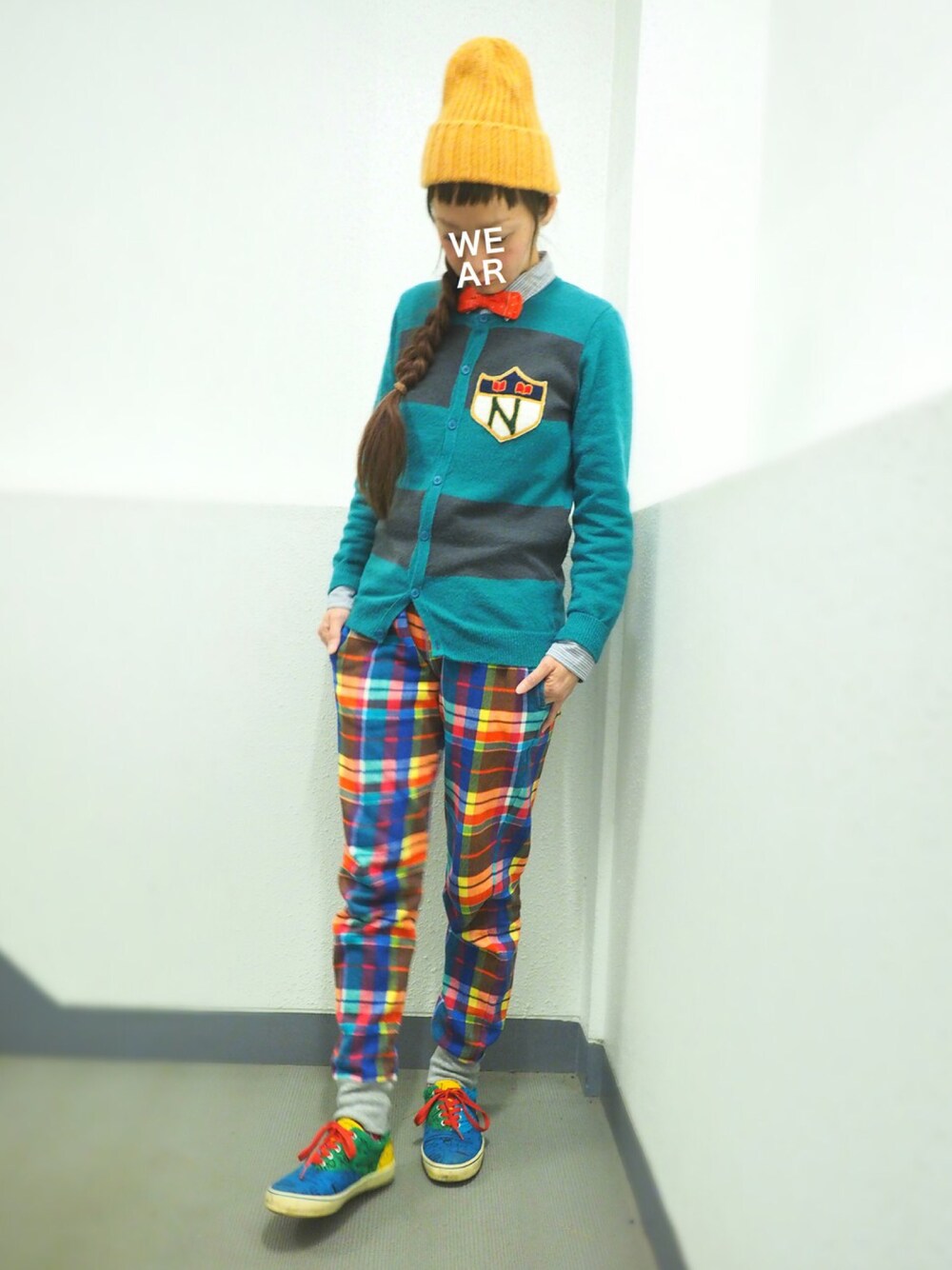 レッド系の蝶ネクタイ、グリーン系のカーディガン/ボレロ、その他のスニーカーを着用したレディースの冬コーディネートの1枚目の写真