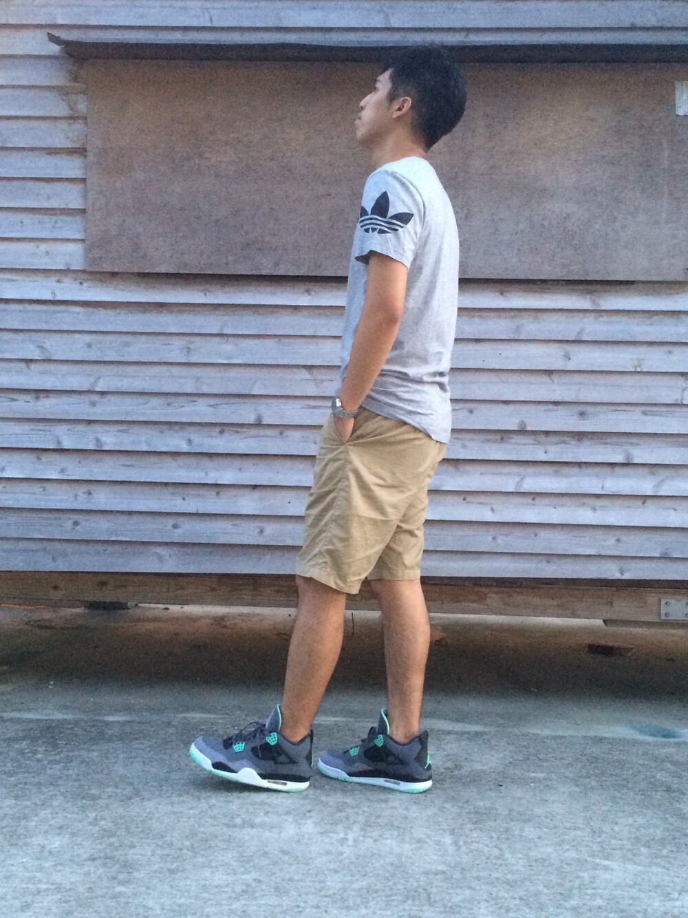 「AIR JORDANのアイテム（スニーカー、グレー系）」を使った、chrisさん（メンズ・174cm）の秋コーディネートの1枚目の写真