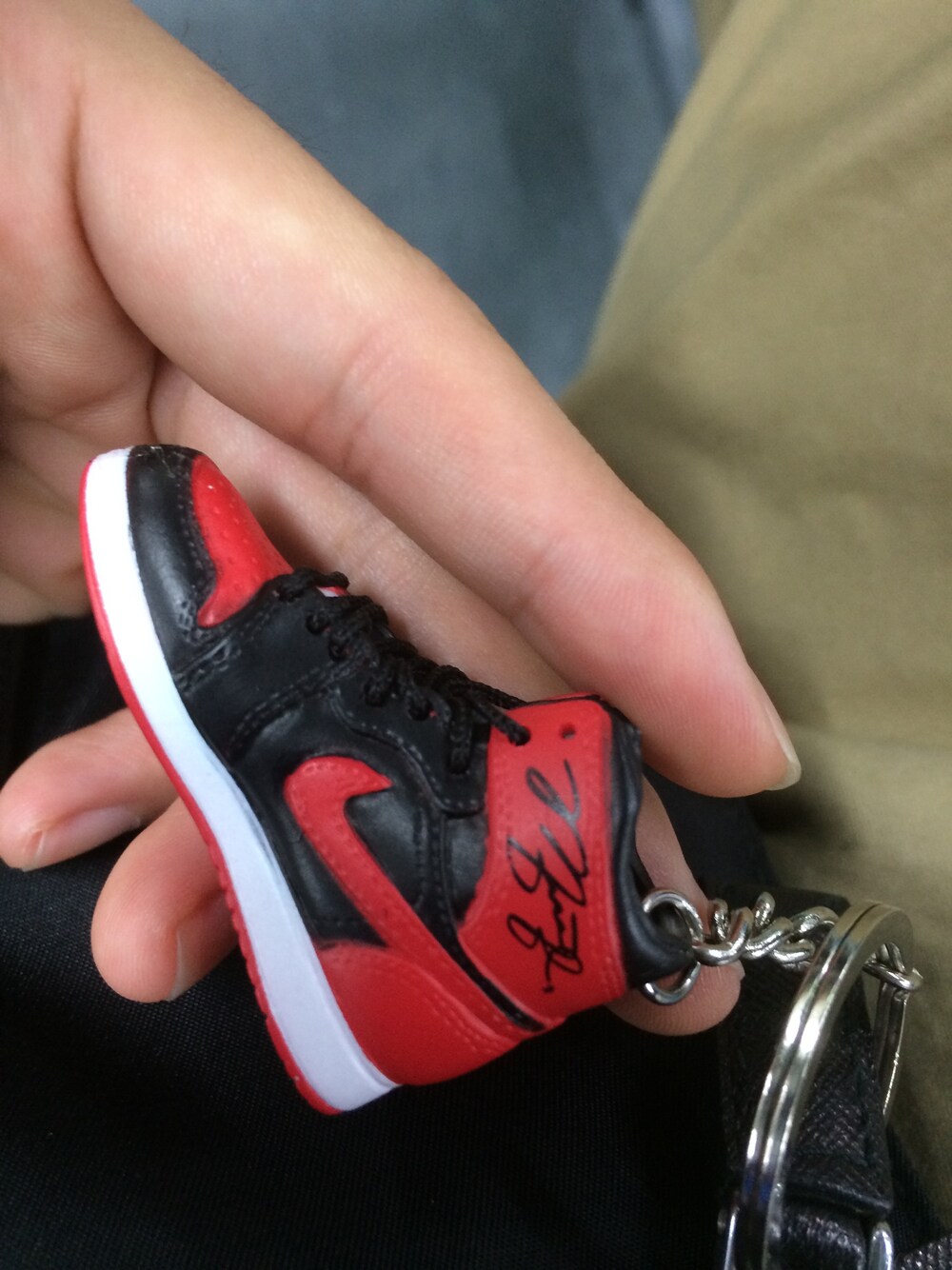 「AIR JORDANのアイテム（スニーカー、レッド系）」を使った、chrisさん（メンズ・174cm）の秋コーディネートの1枚目の写真