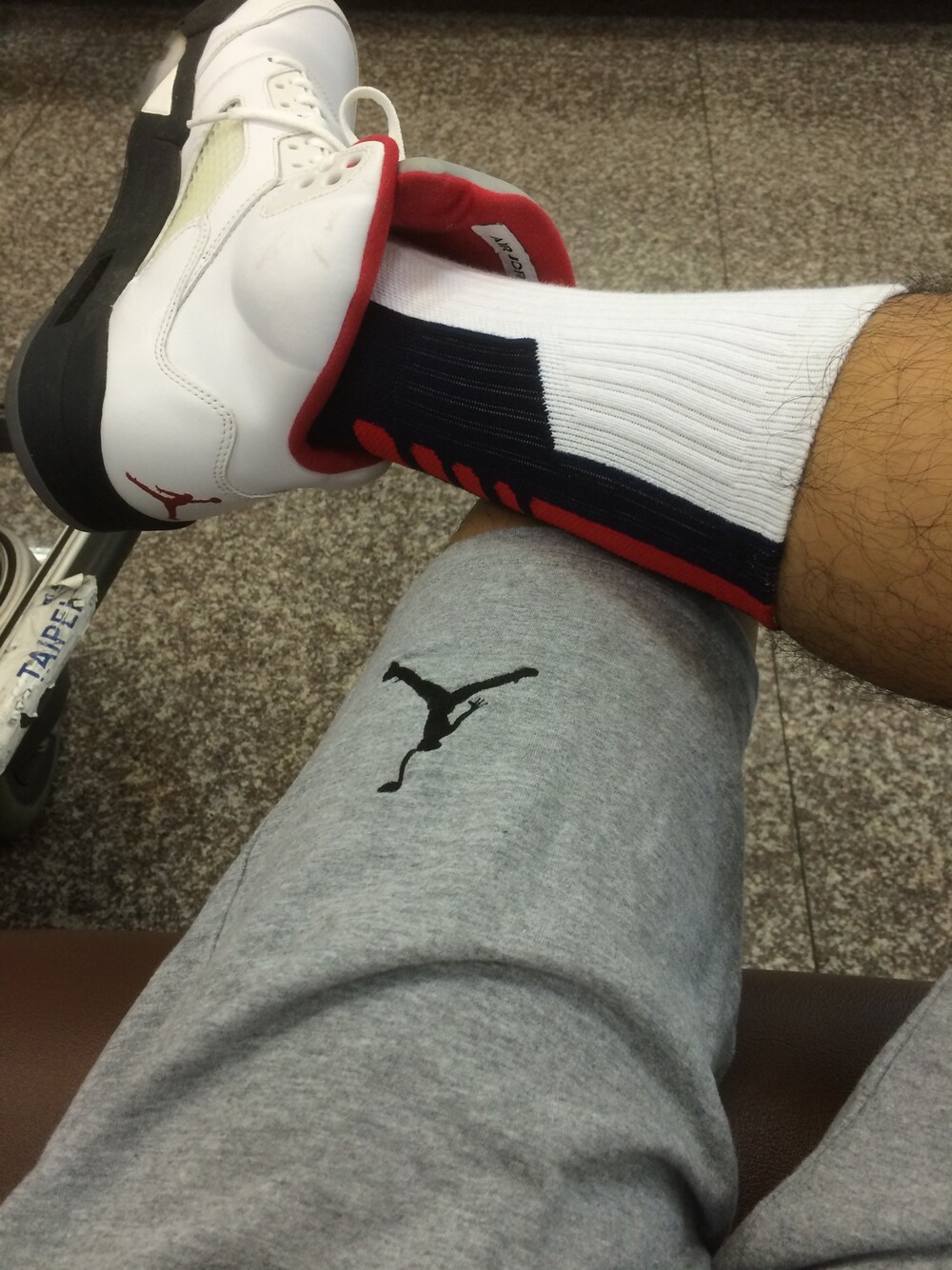 「AIR JORDANのアイテム（スニーカー、グレー系）」を使った、chrisさん（メンズ・174cm）の秋コーディネートの1枚目の写真