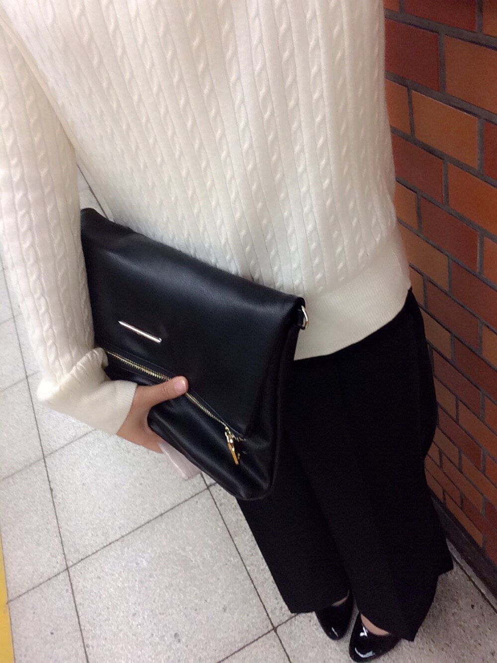 「GUの（GU）ワイドアンクルパンツＡ（パンツ、ブラック系）」を使った、ヒナさん（レディース・160cm）の秋コーディネートの1枚目の写真