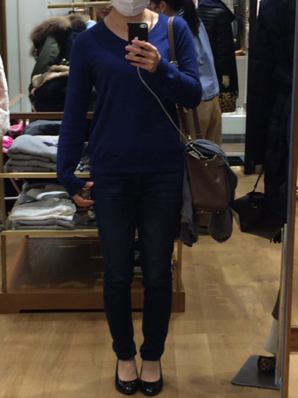 「UNIQLOのWOMEN スマートシェイプジーンズ（デニムパンツ、ブルー系）」を使った、ヒナさん（レディース・160cm）の秋コーディネートの1枚目の写真
