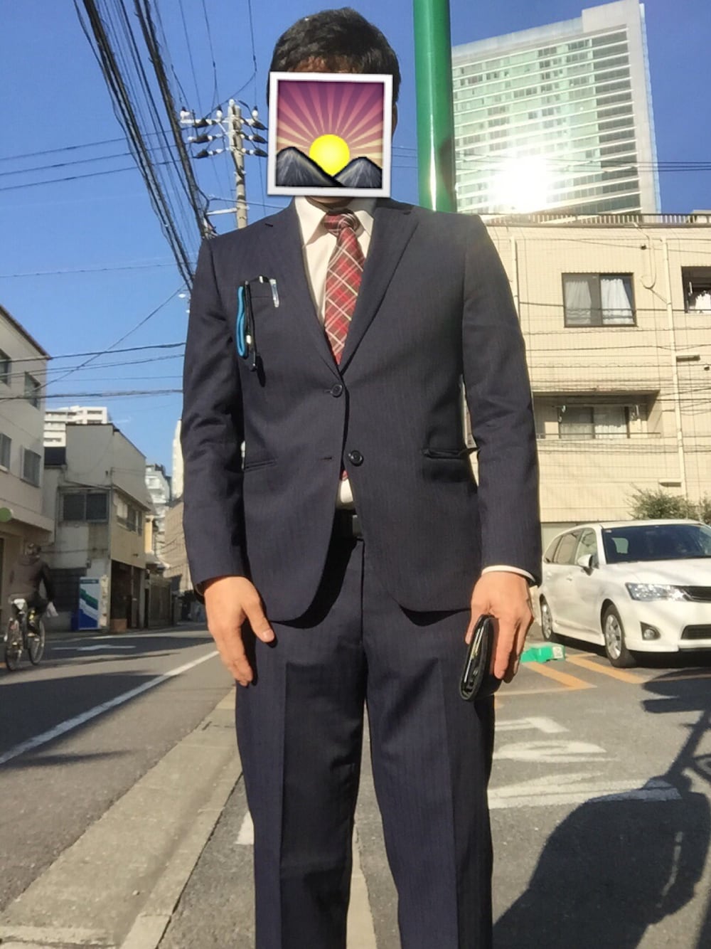 ブルー系のセットアップ、ブラック系のアナログ腕時計を着用したメンズの冬コーディネートの1枚目の写真