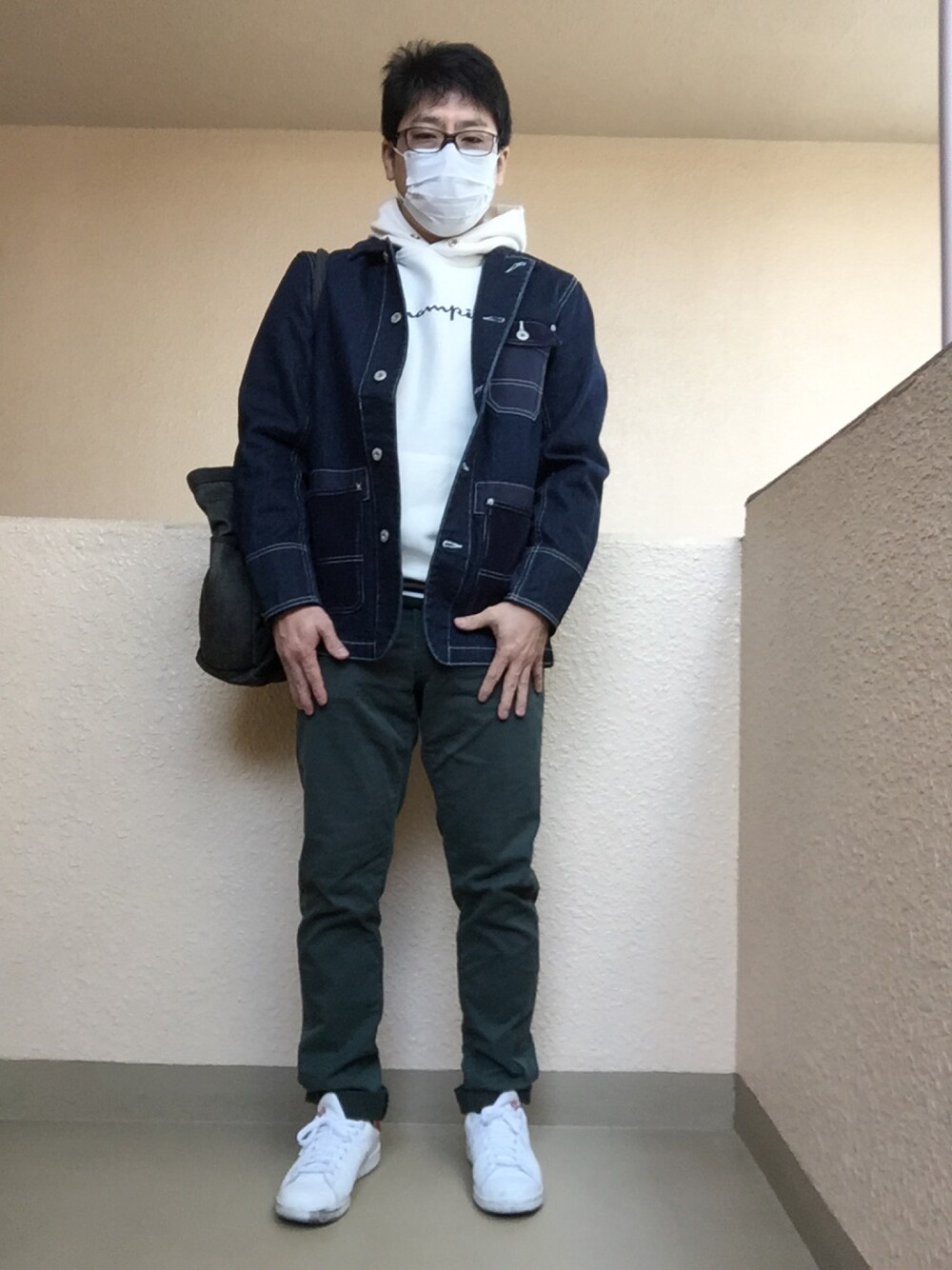 「アダルトおカワたん部、ネイビー身につけ隊、白いスニーカー、カバーオール、パーカー、ディッキーズ(Dickies)、チャンピオン、スタンスミス」｜「Dickiesのデニムコンビワークコート（カバーオール、ブルー系）」を使った、Ren Saitoさん（メンズ・168cm）の冬コーディネートの1枚目の写真