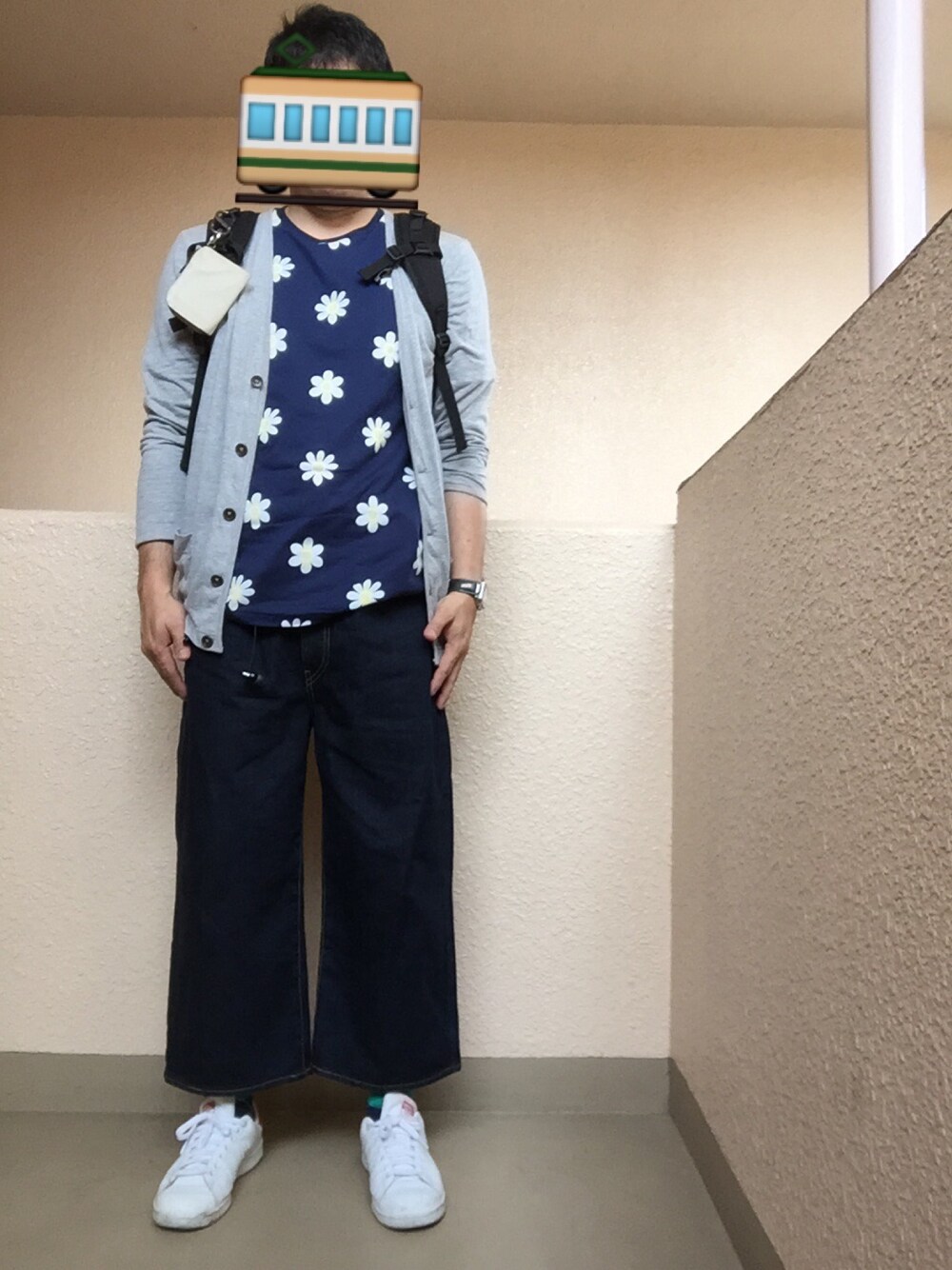「アダルトおカワたん部、ネイビー身につけ隊、花柄、ワイドパンツ」｜「SHIPS GENERAL SUPPLYのSHIPS GENERAL SUPPLY(シップス ジェネラルサプライ): デイジーパターンプリントTシャツ■（Tシャツ/カットソー、ブルー系）」を使った、Ren Saitoさん（メンズ・168cm）の夏コーディネートの1枚目の写真