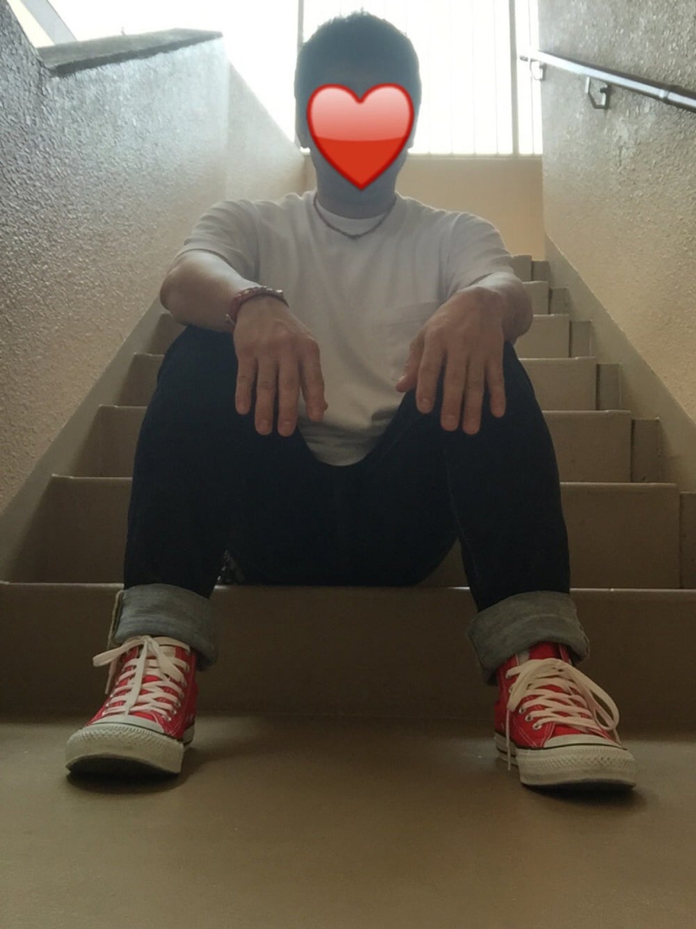 レッド系のスニーカー、ホワイト系のその他、レッド系の福袋/福箱を着用したメンズの夏コーディネートの1枚目の写真