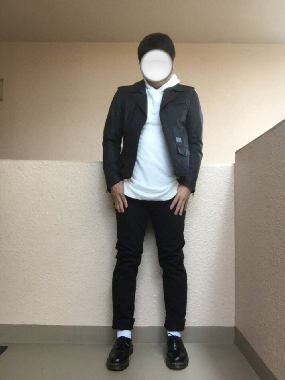 「モノトーンコーデバトン、アダルトおカワたん部、ライダース、ポストマン、quenchloud、UNIQLO、Dr.Martens」｜「QUENCHLOUDのアイテム（ライダースジャケット、ブラック系）」を使った、Ren Saitoさん（メンズ・168cm）の秋コーディネートの1枚目の写真