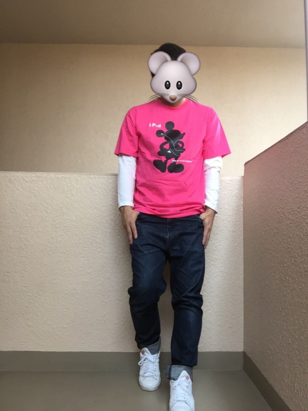 ピンク系のTシャツ/カットソー、ブルー系のデニムパンツ、ホワイト系のスニーカーを着用したメンズの秋コーディネートの1枚目の写真