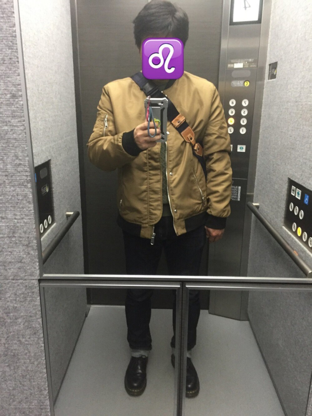 「ビッグシルエット、MA-1、ゴールド、ポストマン、H&M、Dr.Martens、masterpiece、アダルトおカワたん部、XmasぱーちーWEAR2016告知」｜「無印良品のアイテム（デニムパンツ、ブルー系）」を使った、Ren Saitoさん（メンズ・168cm）の冬コーディネートの1枚目の写真