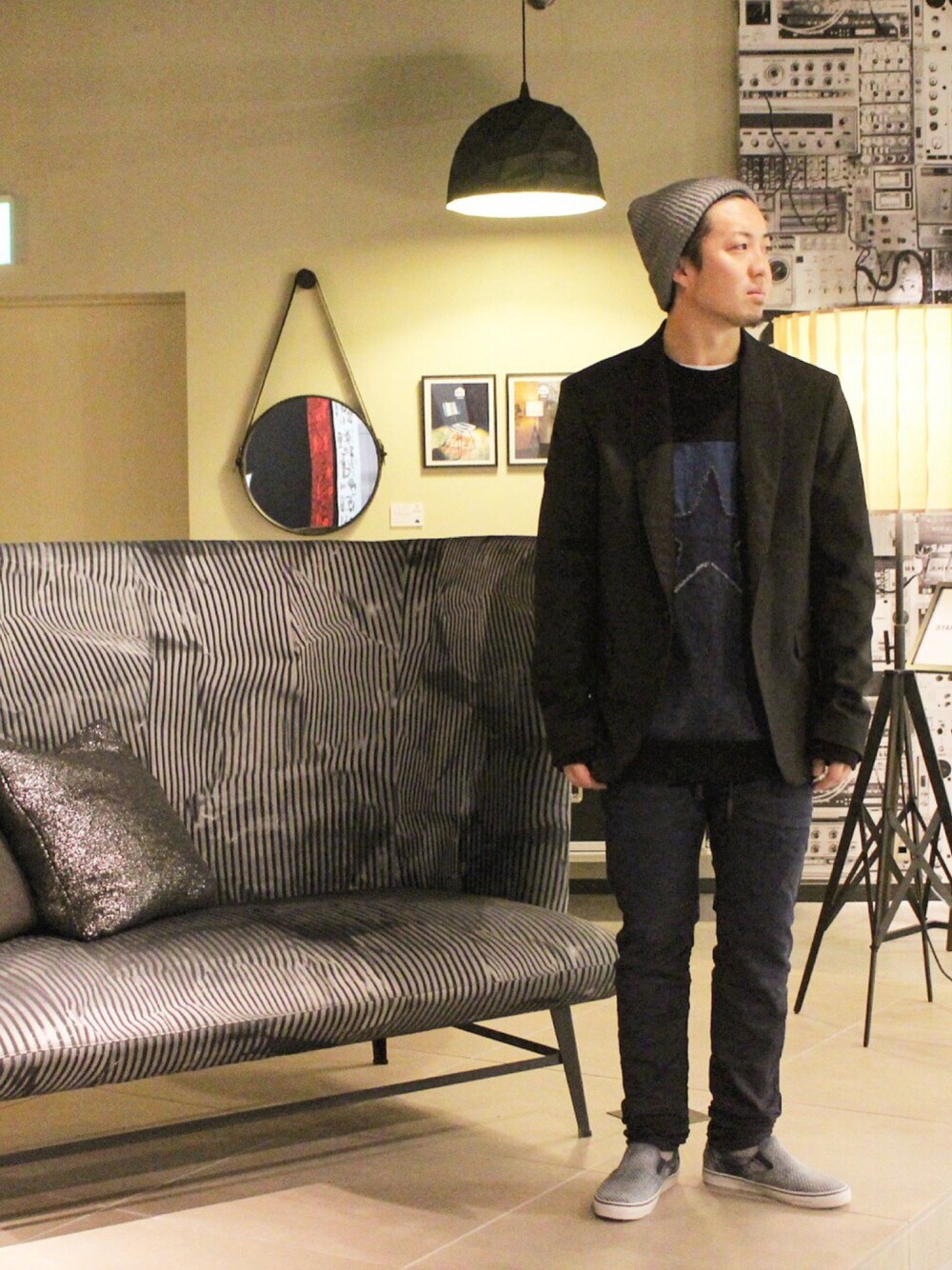 「デニムはやっぱりディーゼル、デニム、ディーゼル、Diesel、dieselshibuya、秋コーデ、スニーカーコーデ、テーラードジャケット、きれいめカジュアル、ブラック」｜「DIESELのアイテム（デニムパンツ、ブルー系）」を使った、DIESEL KOHEYさん（メンズ・172cm）の秋コーディネートの1枚目の写真
