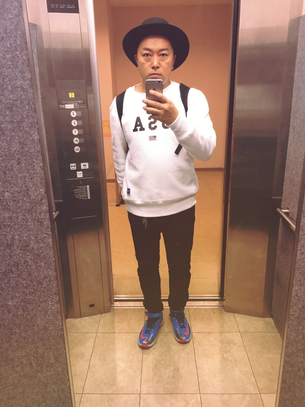 「ハット、NIKE、休日スタイル、買い物、エレベーター」｜「MONKEY TIMEの＜MT×Champion＞ ∴ R/W CREW/スウェット（スウェット、ホワイト系）」を使った、龍さん（メンズ・172cm）の秋コーディネートの1枚目の写真