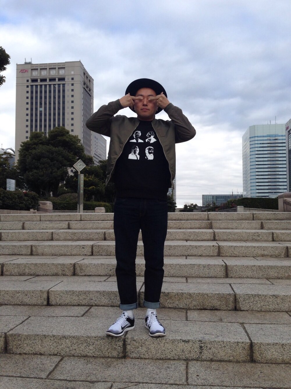 「ツバ広ハット、FLYKNIT、幕張、寒空の下」｜「EDIFICEの【予約】SORBATTI FELT BOWLER HAT（ハット、ブラック系）」を使った、龍さん（メンズ・172cm）の冬コーディネートの1枚目の写真