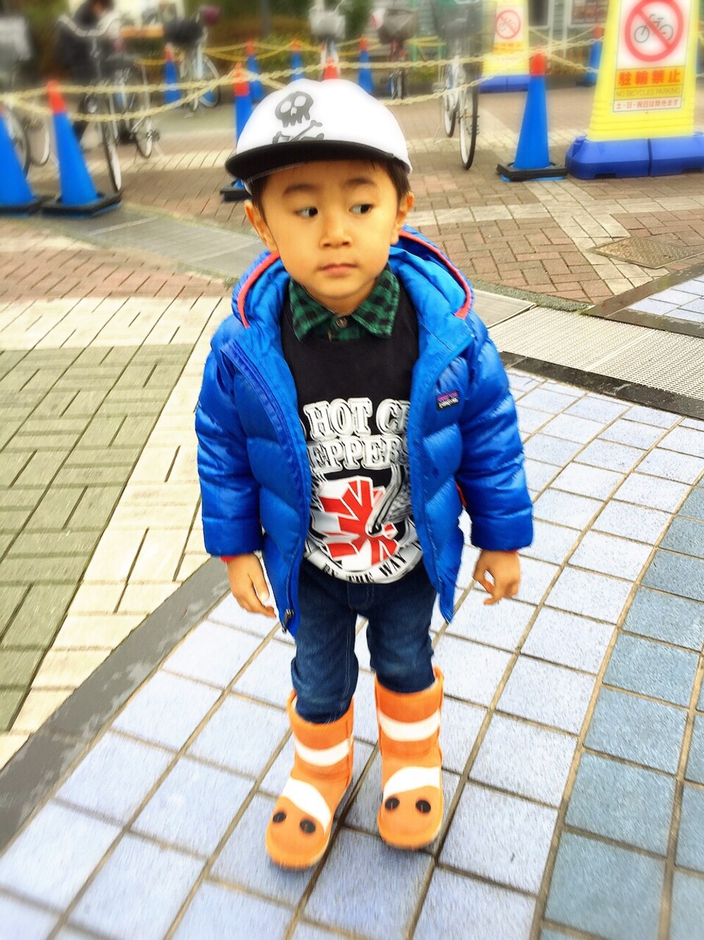 「patagonia、ダウンジャケット、寒い日、バンドT、レッチリ、トイザらス」｜「H&MのCAP（キャップ、ホワイト系）」を使った、龍さん（キッズ・90cm）の冬コーディネートの1枚目の写真