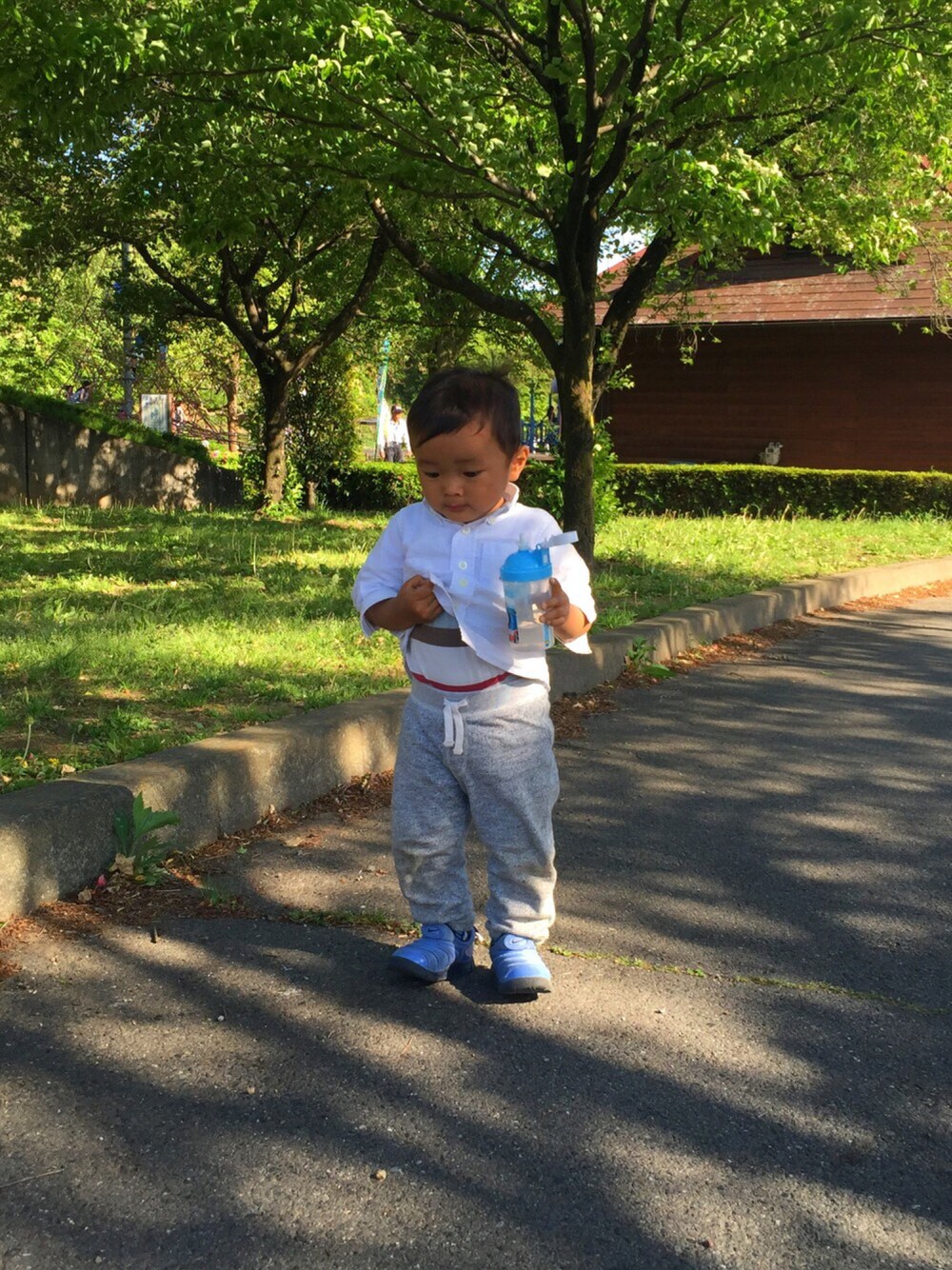 「白シャツ、スウェットパンツ、ダイナモフリー、腹めくり、お腹出てます、公園遊び、気持ちいい、トーマスの水筒」｜「GAPのアイテム（シャツ/ブラウス、ホワイト系）」を使った、龍さん（キッズ・90cm）の春コーディネートの1枚目の写真