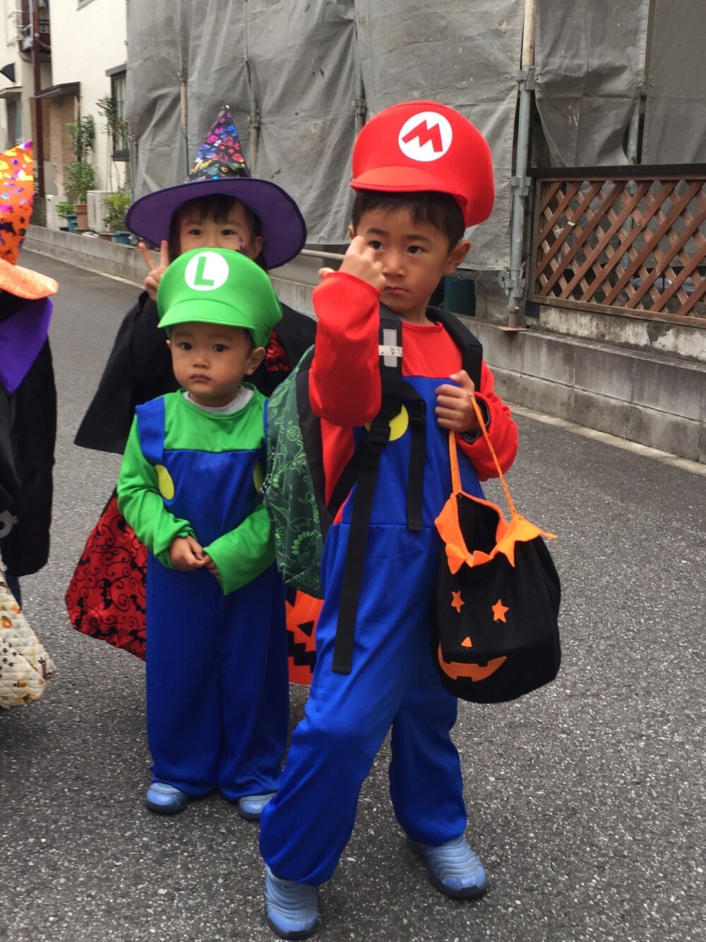 「WEAR HALLOWEEN 2016、マリオ&ルイージ」｜「マリオのアイテム（ジャケット/アウター、レッド系）」を使った、龍さん（キッズ・110cm）の秋コーディネートの1枚目の写真