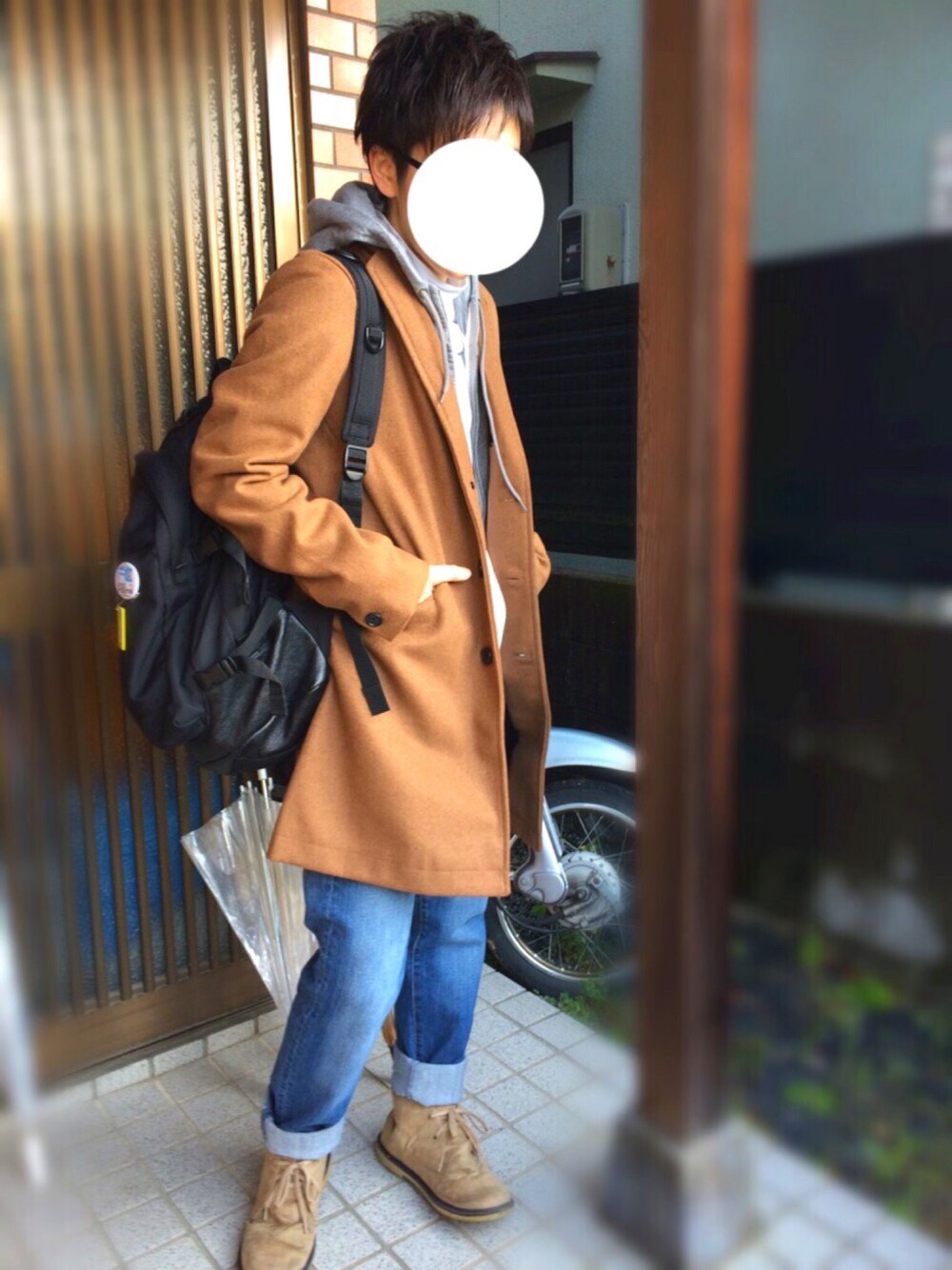ベージュ系のチェスターコート、ホワイト系のTシャツ/カットソー、ベージュ系のシューズを着用したメンズの冬コーディネートの1枚目の写真