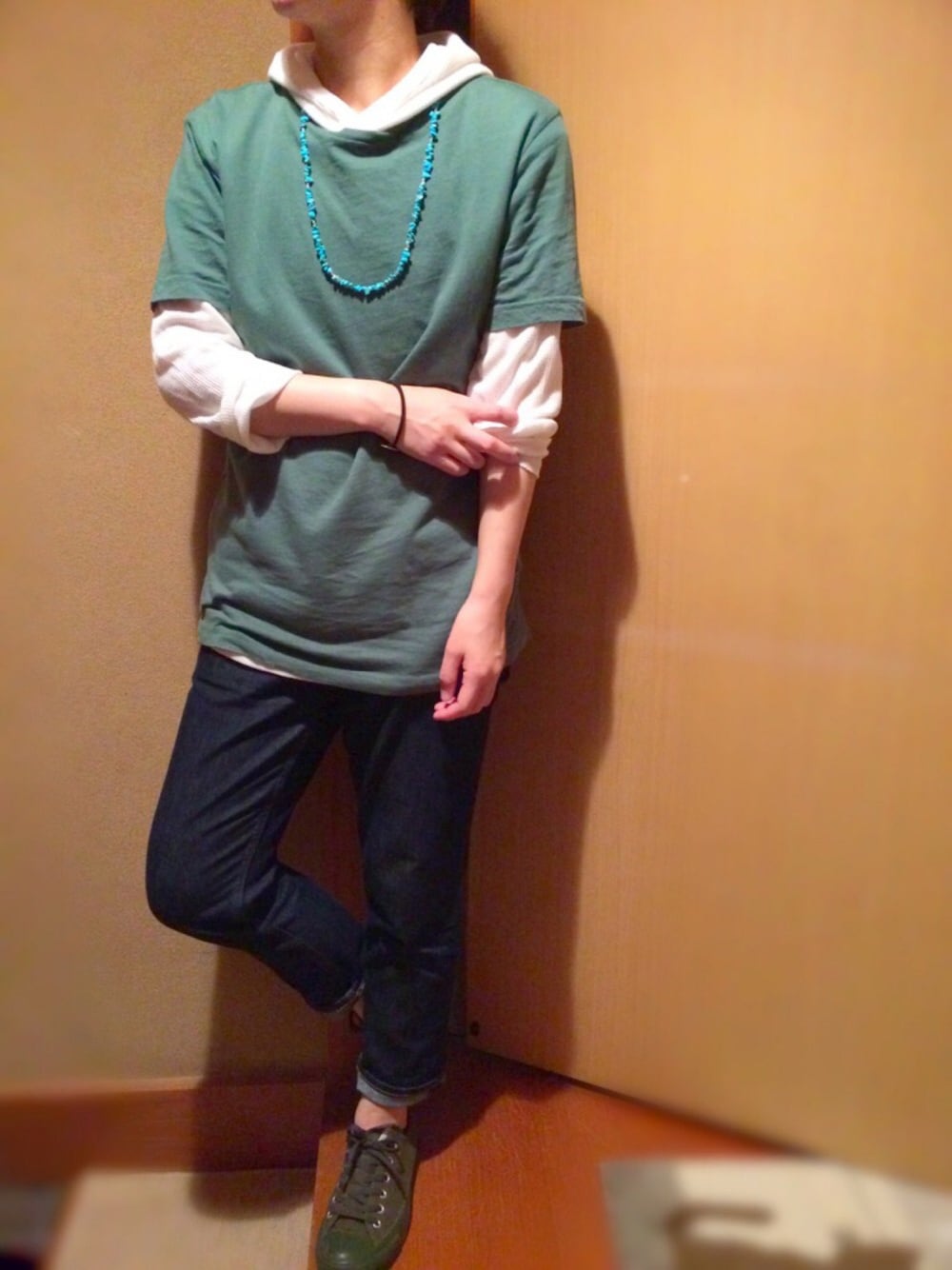 ホワイト系のTシャツ/カットソー、グリーン系のスニーカー、グリーン系のTシャツ/カットソーを着用したメンズの春コーディネートの1枚目の写真