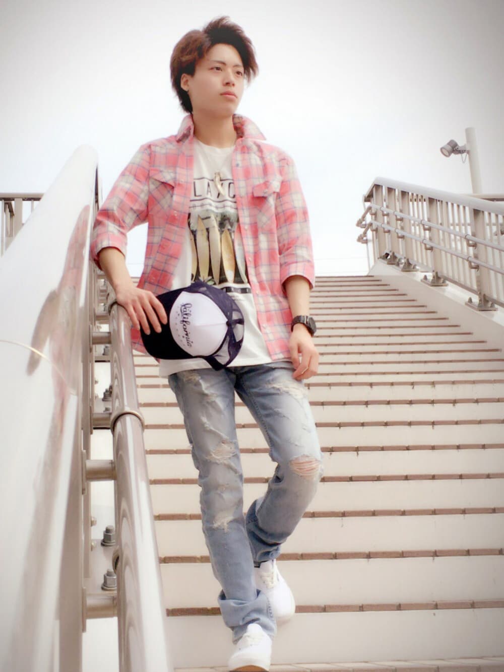 ピンク系のシャツ/ブラウス、グリーン系のTシャツ/カットソー、ホワイト系のスニーカーを着用したメンズの春コーディネートの1枚目の写真