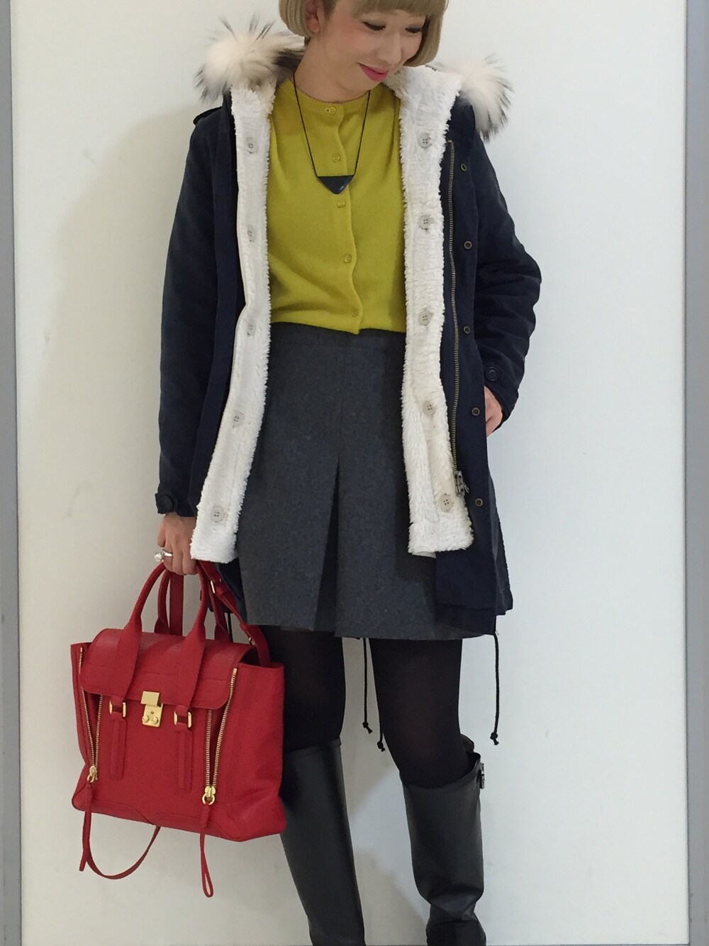 「アウター、パンツ、ショルダーバッグ、beautiful people、TOGA、pippichic」｜「beautiful peopleのアイテム（モッズコート、ブルー系）」を使った、CROMAGNON TKWさん（レディース・157cm）の冬コーディネートの1枚目の写真