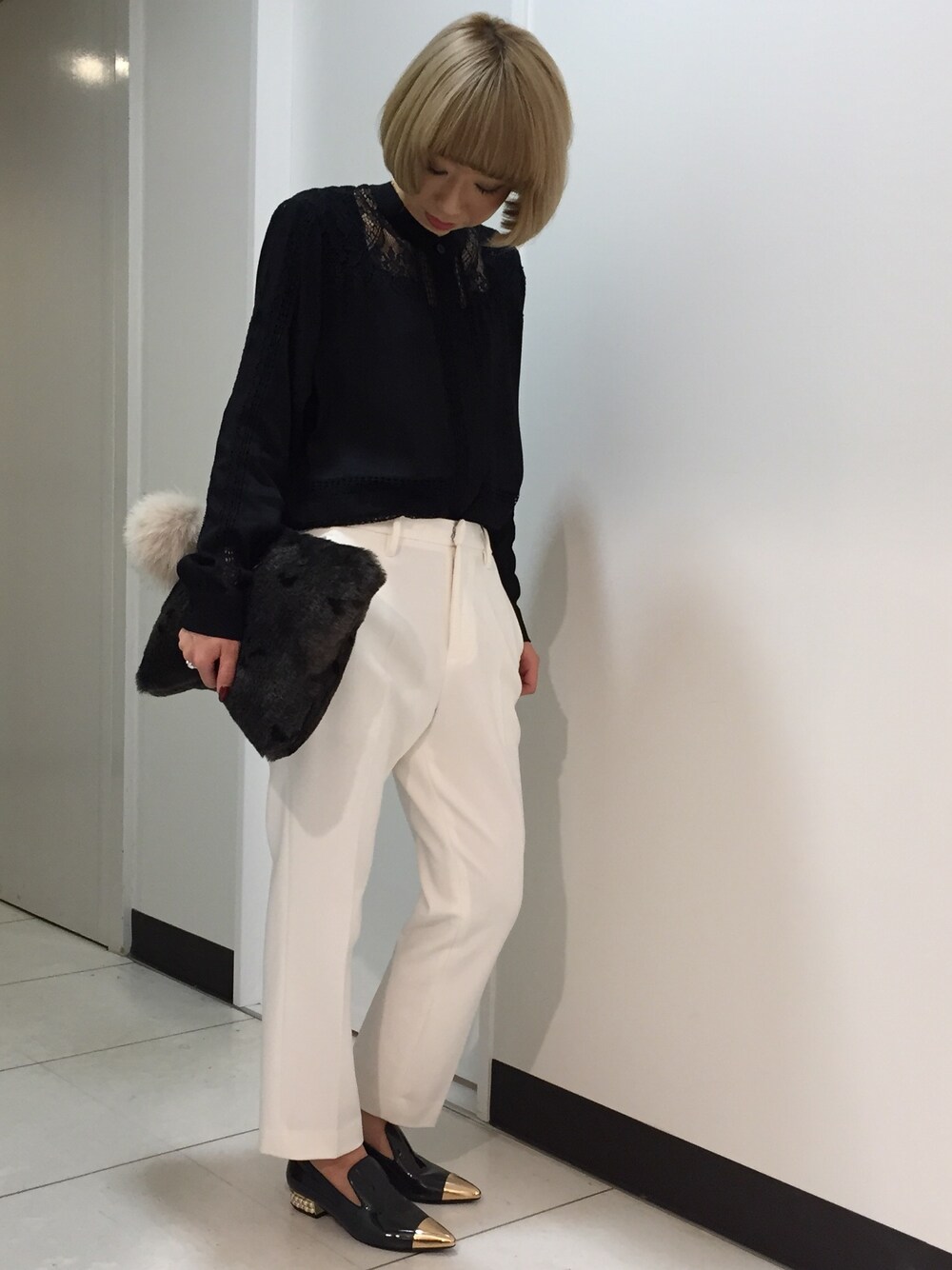 「クラッチバッグ、パンツ、シャツ、レース、SEA NEWYORK、Demodee、pippichic」｜「sea new yorkのアイテム（シャツ/ブラウス、ブラック系）」を使った、CROMAGNON TKWさん（レディース・157cm）の冬コーディネートの1枚目の写真