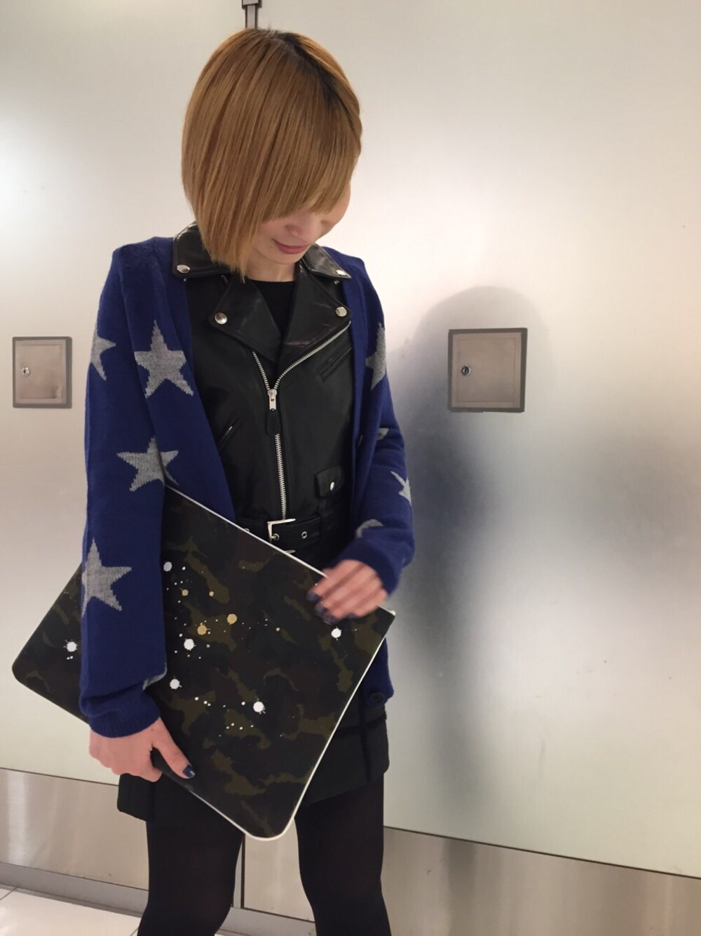 「スター柄、星柄、レザージャケット、カーディガン」｜「sea new yorkのアイテム（カーディガン/ボレロ、ブルー系）」を使った、CROMAGNON TKWさん（レディース・162cm）の冬コーディネートの1枚目の写真