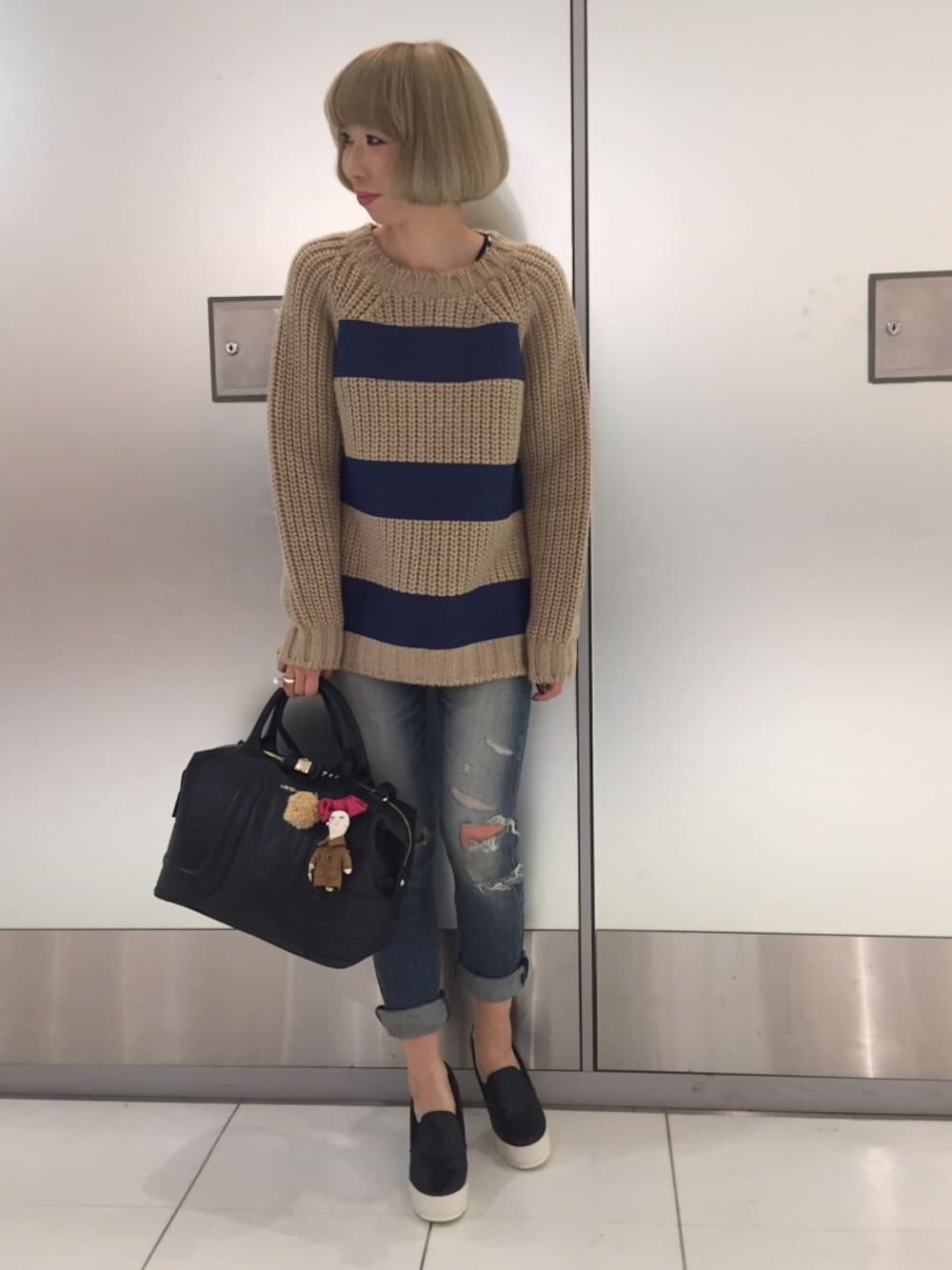 「ボーダー、ニット、クラッシュデニム、パンプス、ラフスタイル」｜「MSGMのアイテム（ニット/セーター、ベージュ系）」を使った、CROMAGNON TKWさん（レディース・157cm）の冬コーディネートの1枚目の写真