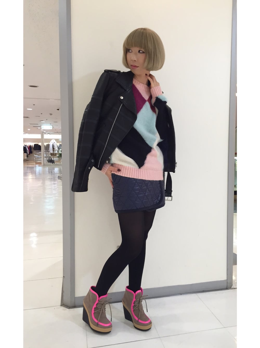 ブラック系のライダースジャケット、ピンク系のニット/セーター、その他のスカートを着用したレディースの冬コーディネートの1枚目の写真