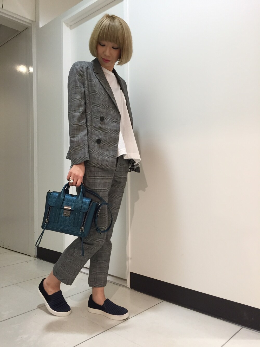 「チェック、スーツ、ジャケット、パンツ、ビジネススタイル」｜「k3のアイテム（テーラードジャケット、グレー系）」を使った、CROMAGNON TKWさん（レディース・157cm）の冬コーディネートの1枚目の写真