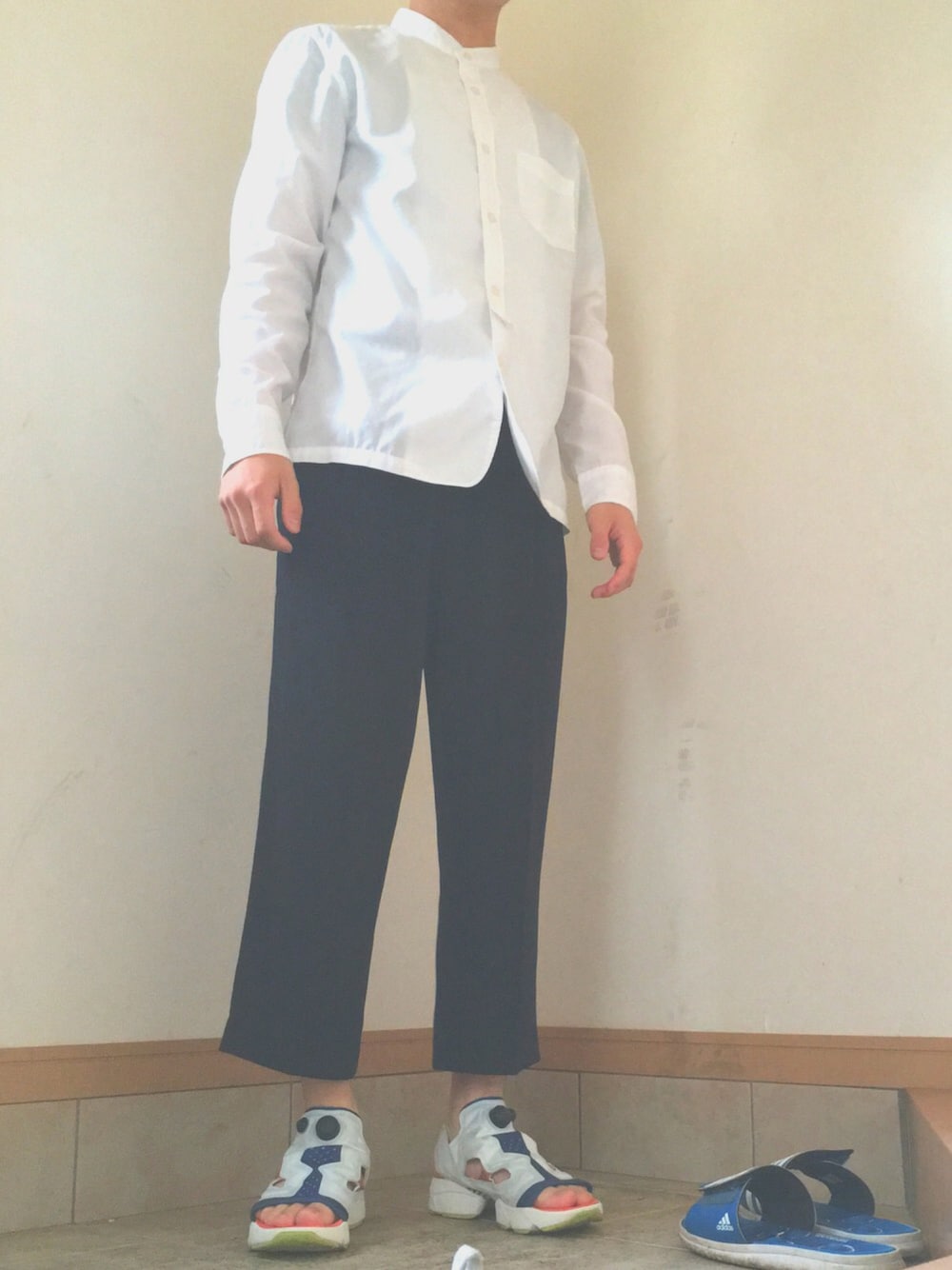 「シンプルコーデ、夏、サンダル、ワイドパンツ、カジュアル、カジュアルコーデ、黒、モノトーン、ラフ」｜「COMME CA ISMのバンドカラーラウンドテールシャツ（シャツ/ブラウス、ホワイト系）」を使った、Atsukiさん（メンズ・168cm）の夏コーディネートの1枚目の写真