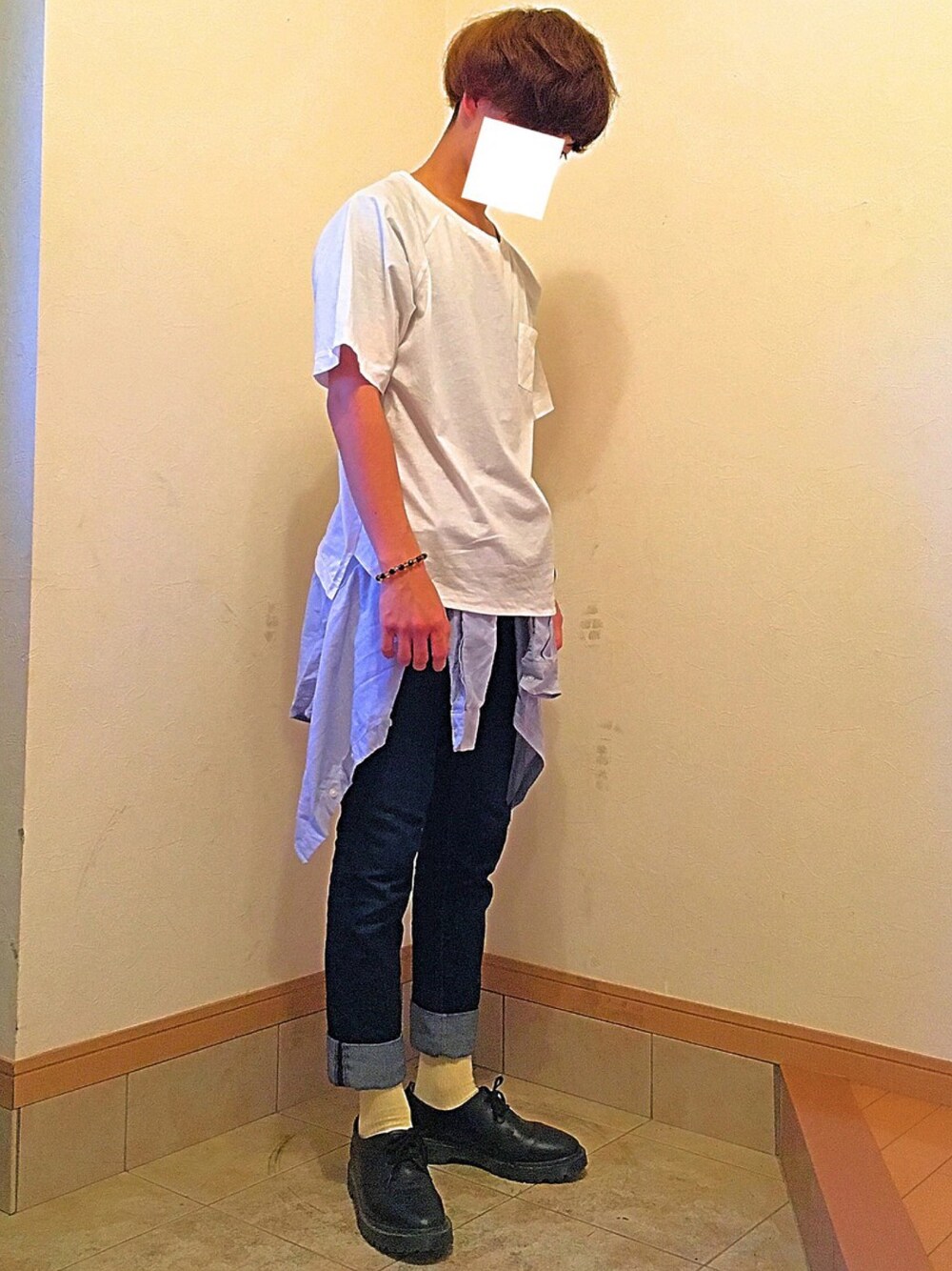 「Tシャツ、スキニーデニム、夏コーデ、夏、腰巻きスタイル、きれいめカジュアル、大人カジュアル、オトナカジュアル、休日スタイル、シンプル」｜「RAGEBLUEのコーティングプルオーバーシャツ/726601（シャツ/ブラウス、ホワイト系）」を使った、Atsukiさん（メンズ・168cm）の夏コーディネートの1枚目の写真