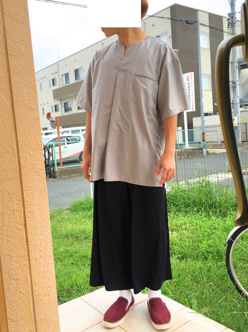 「休日スタイル、ワイドパンツ、モード、モノトーン、VANS、HARE、ootd、UNIQLO」｜「HAREのＴＲタックスキッパー（トップス、グレー系）」を使った、Atsukiさん（メンズ・168cm）の秋コーディネートの1枚目の写真
