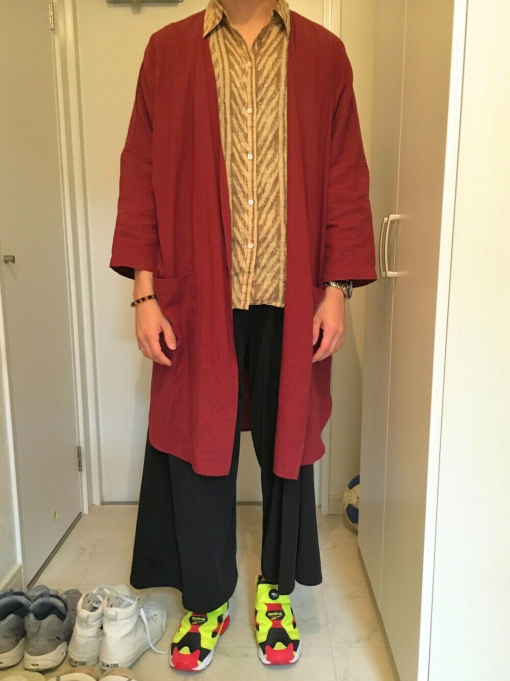 「秋コーデ、休日スタイル、モード、ポンプフューリー、ワイドパンツ、下北沢、ガウン、ootd、モードストリート、古着」｜「HAREのフレンチリネンガウン8分袖（トップス、レッド系）」を使った、Atsukiさん（メンズ・168cm）の秋コーディネートの1枚目の写真