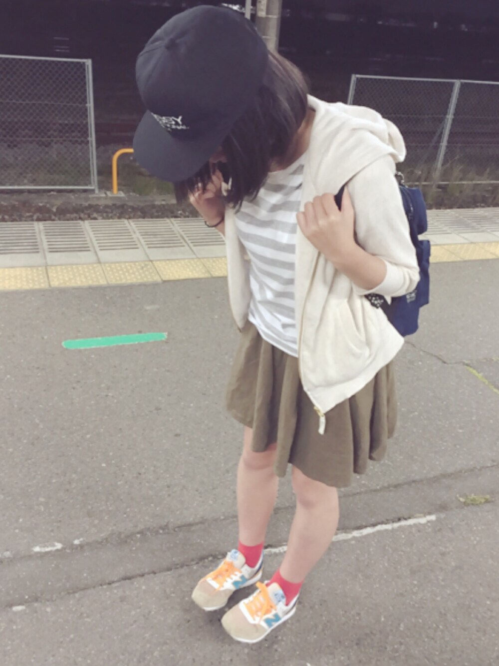 「散歩、ゆるコーデ、スニーカー、ボーダートップス、春」｜「無印良品のアイテム（Tシャツ/カットソー、ホワイト系）」を使った、れーちゃん。さん（レディース・160cm）の春コーディネートの1枚目の写真