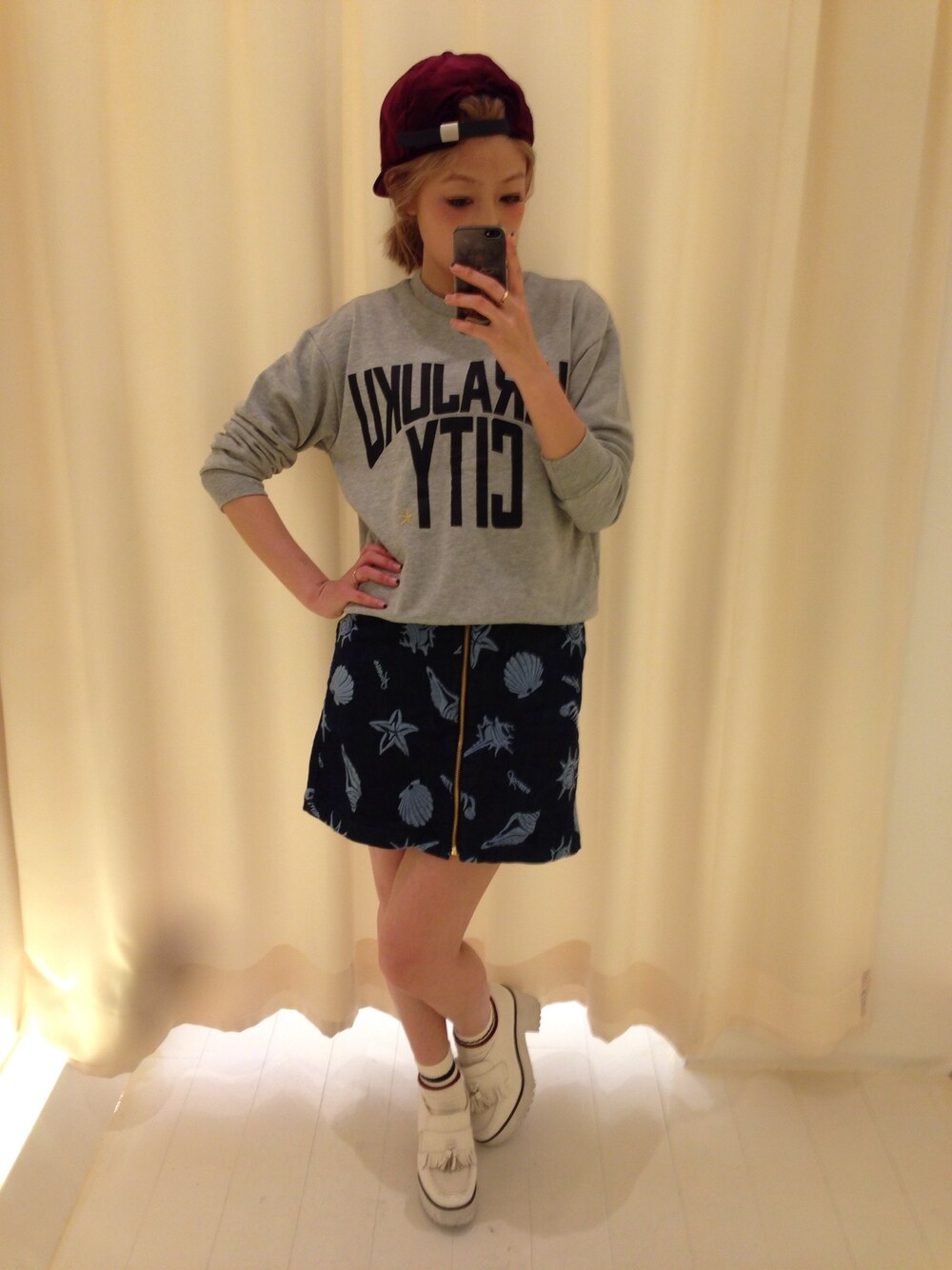 「＃デニム、#キャップ、#jouetie」｜「jouetieのアイテム（スウェット、グレー系）」を使った、峯山 愛さん（レディース・163cm）の春コーディネートの1枚目の写真