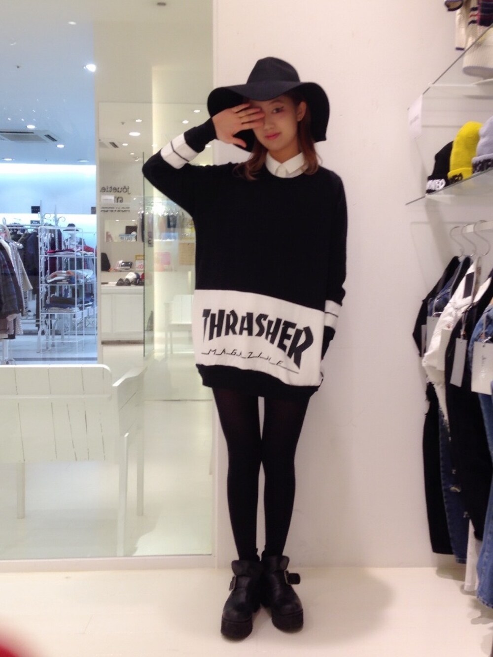 「jouetie、THRASHER、スウェット、ハット」｜「jouetieのTHRASHERコラボプルオーバー（スウェット、ブラック系）」を使った、峯山 愛さん（レディース・164cm）の冬コーディネートの1枚目の写真