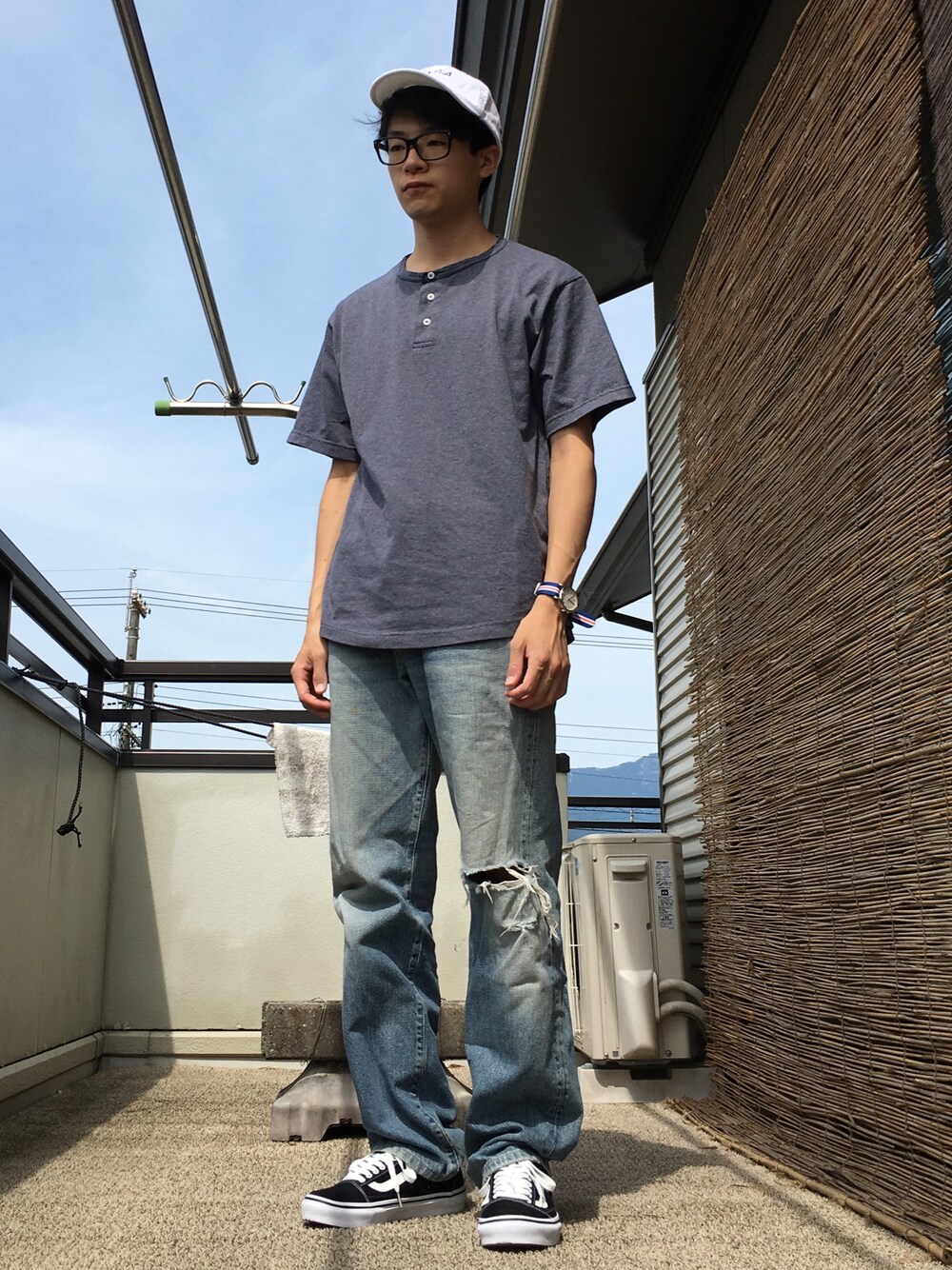 「ダメージデニムパンツ、ヘンリーネック、オールドスクール、VANS、ローキャップ、ストリート、夏コーデ」｜「VANSのVANS ヴァンズ OLD SKOOL オールドスクール V36CL CVS BLACK（スニーカー、ブラック系）」を使った、もりっちさん（メンズ・170cm）の夏コーディネートの1枚目の写真