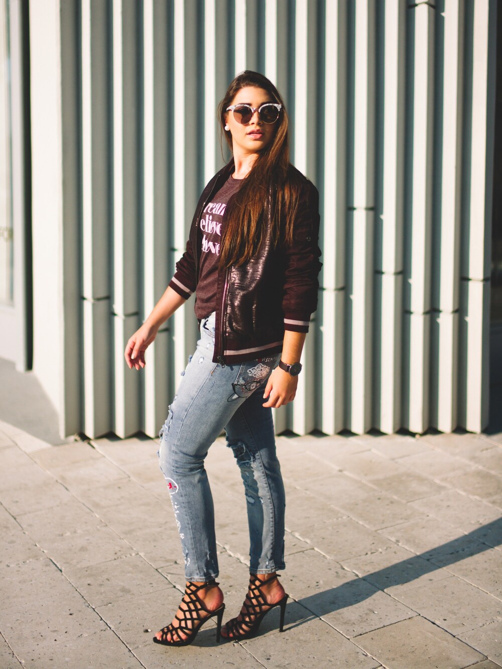 「R29UnBasicBasics、ootd、outfit、denim、sneakers、streetstyle、bomberjacket、jacket 」｜「editby17のアイテム（スタジャン、ブラック系）」を使った、Vanessa Zambitoさん（レディース・168cm）の秋コーディネートの1枚目の写真