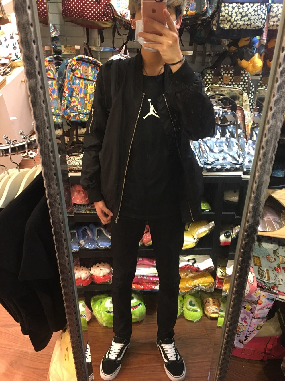 「Jordanのアイテム（Tシャツ/カットソー、ブラック系）」を使った、陳尊鴻さん（メンズ・170cm）の春コーディネートの1枚目の写真