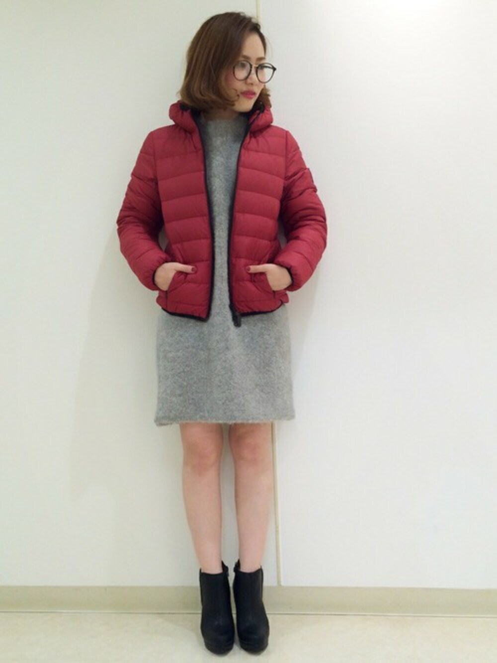 ブラック系のブーティ、レッド系のダウンジャケット/コートを着用したレディースの秋コーディネートの1枚目の写真