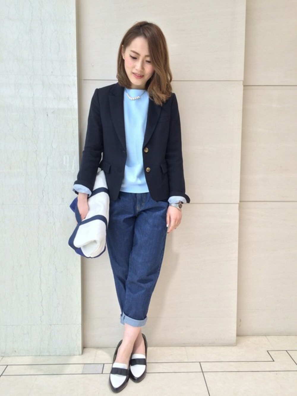 ブルー系のニット/セーター、ブルー系のその他パンツ、ホワイト系のモカシン/デッキシューズを着用したレディースの冬コーディネートの1枚目の写真